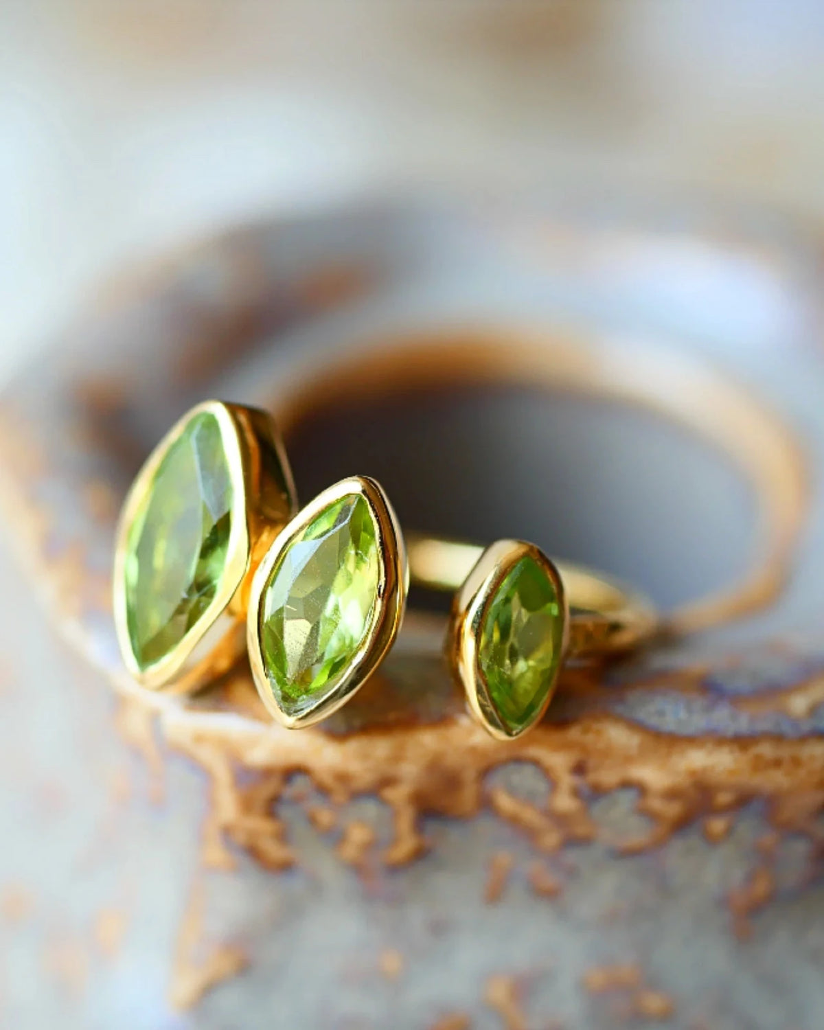 dina anello artigianale ottone placcato oro 18k 2 micron con tre pietre naturali - peridoto