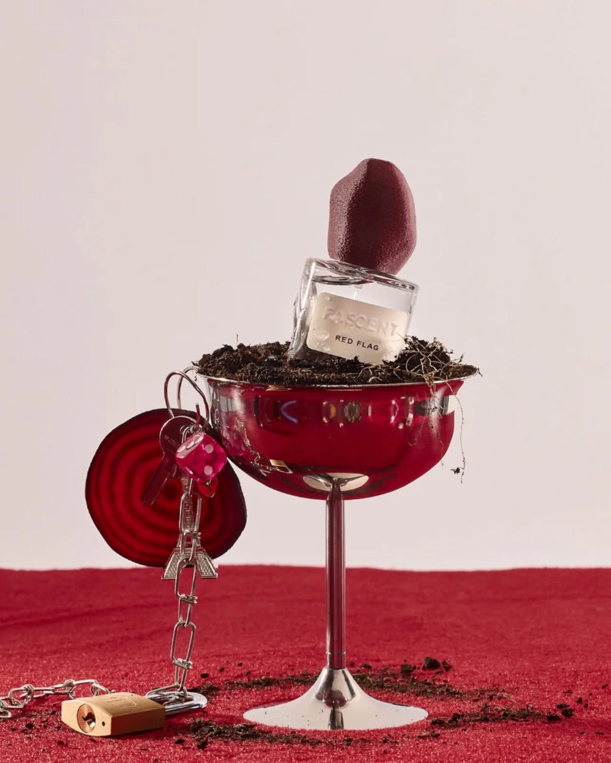 Fascent a Roma | Red Flag - profumo di nicchia francese con note di iris, patchouli, cardamomo, palo santo e vetiver