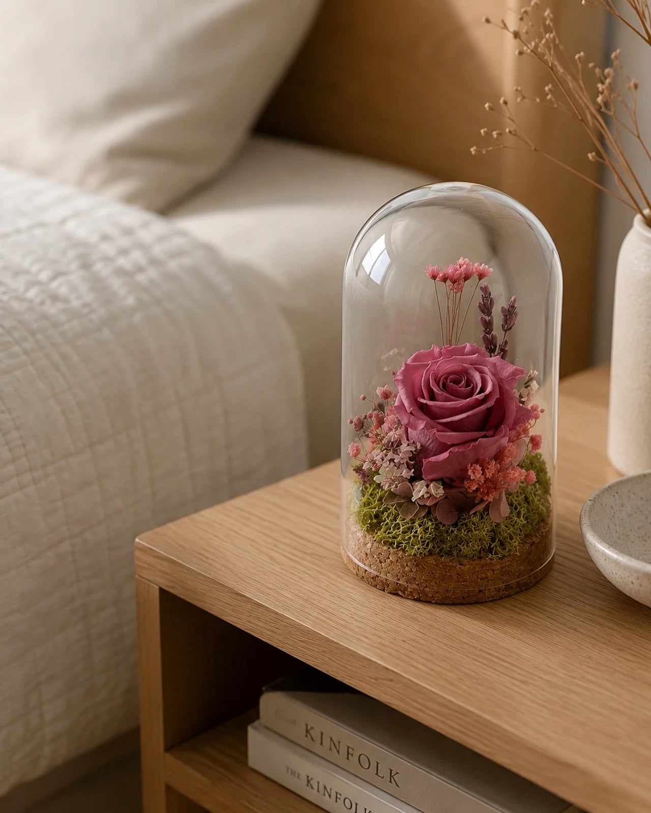 composizione di fiori stabilizzati e fiori secchi con rosa stabilizzata in campana di vetro e base di sughero - comodino