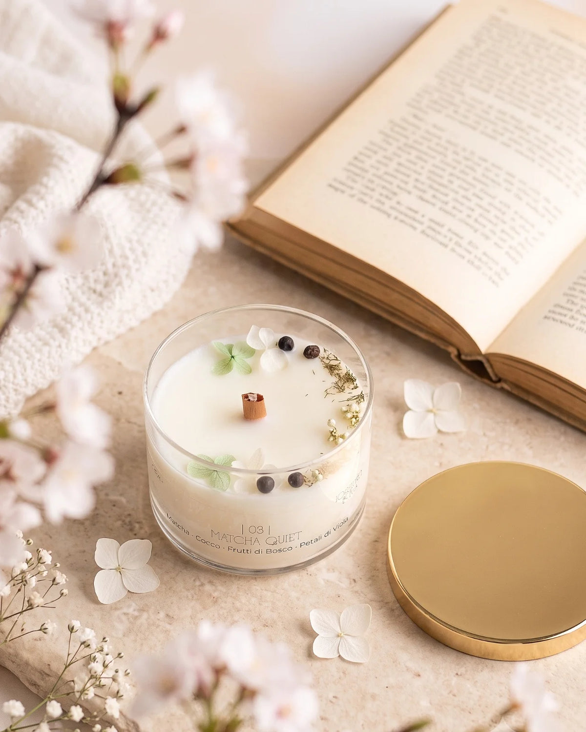 Candela profumata artigianale botanica di cera di soia in contenitore di vetro con stoppino di legno crepitante e composizione di petali e fiori essiccati | profumo matcha, cocco, frutti di bosco, petali di viola