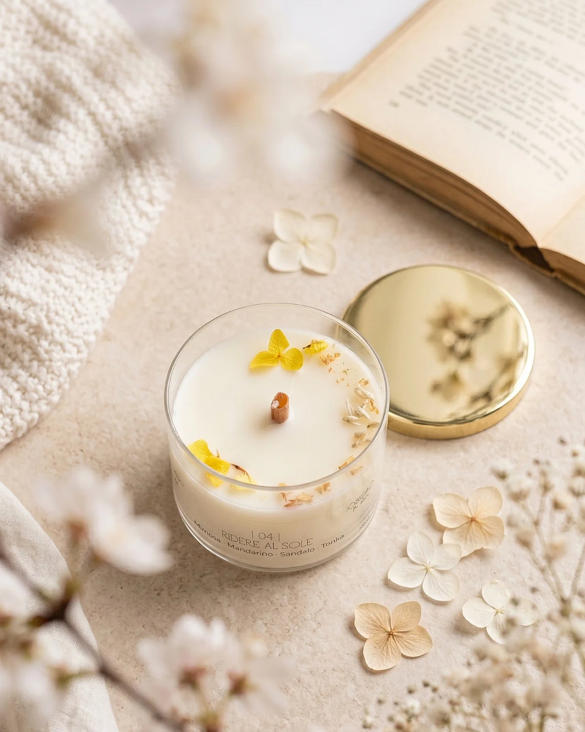 Candela profumata artigianale botanica di cera di soia in contenitore di vetro con stoppino di legno crepitante e composizione di petali e fiori essiccati | profumo mimosa, mandarino, sandalo e tonka