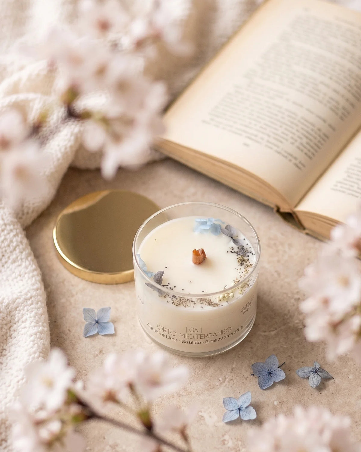 Candela profumata artigianale botanica di cera di soia in contenitore di vetro con stoppino di legno crepitante e composizione di petali e fiori essiccati | profumo agrumi e lime, basilico, erbe aromatiche