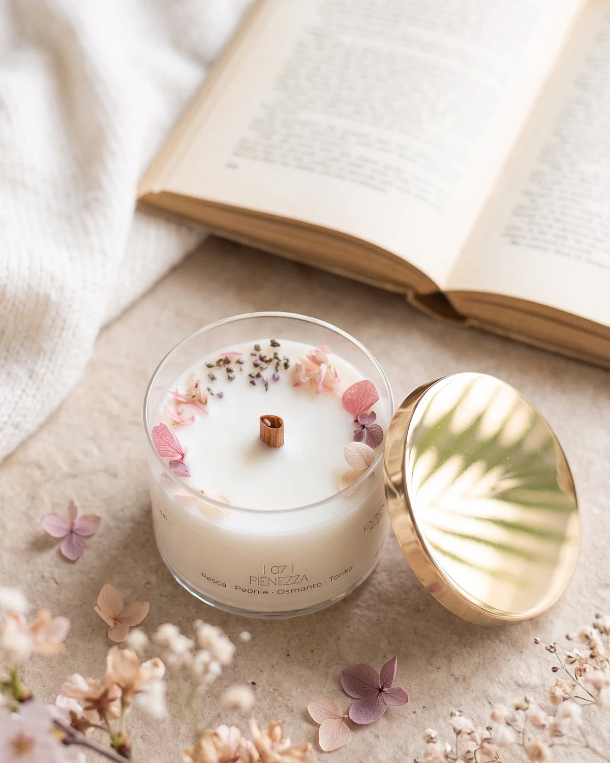 Candela profumata artigianale botanica di cera di soia in contenitore di vetro con stoppino di legno crepitante e composizione di petali e fiori essiccati | profumo pesca, peonia, osmanto, tonka