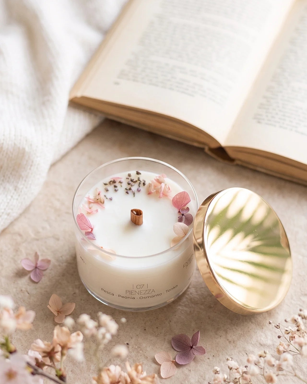 Candela profumata artigianale botanica di cera di soia in contenitore di vetro con stoppino di legno crepitante e composizione di petali e fiori essiccati | profumo pesca, peonia, osmanto, tonka