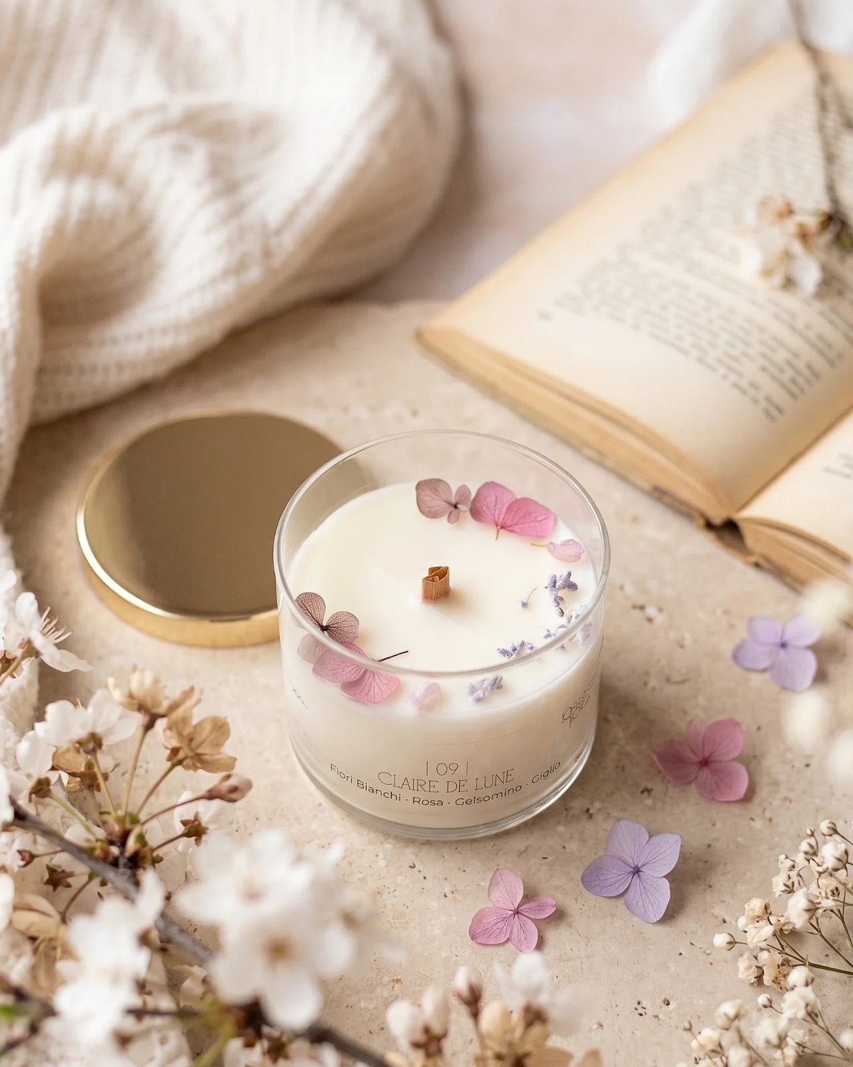 Candela profumata artigianale botanica di cera di soia in contenitore di vetro con stoppino di legno crepitante e composizione di petali e fiori essiccati | profumo fiori bianchi, rosa, gelsomino e giglio