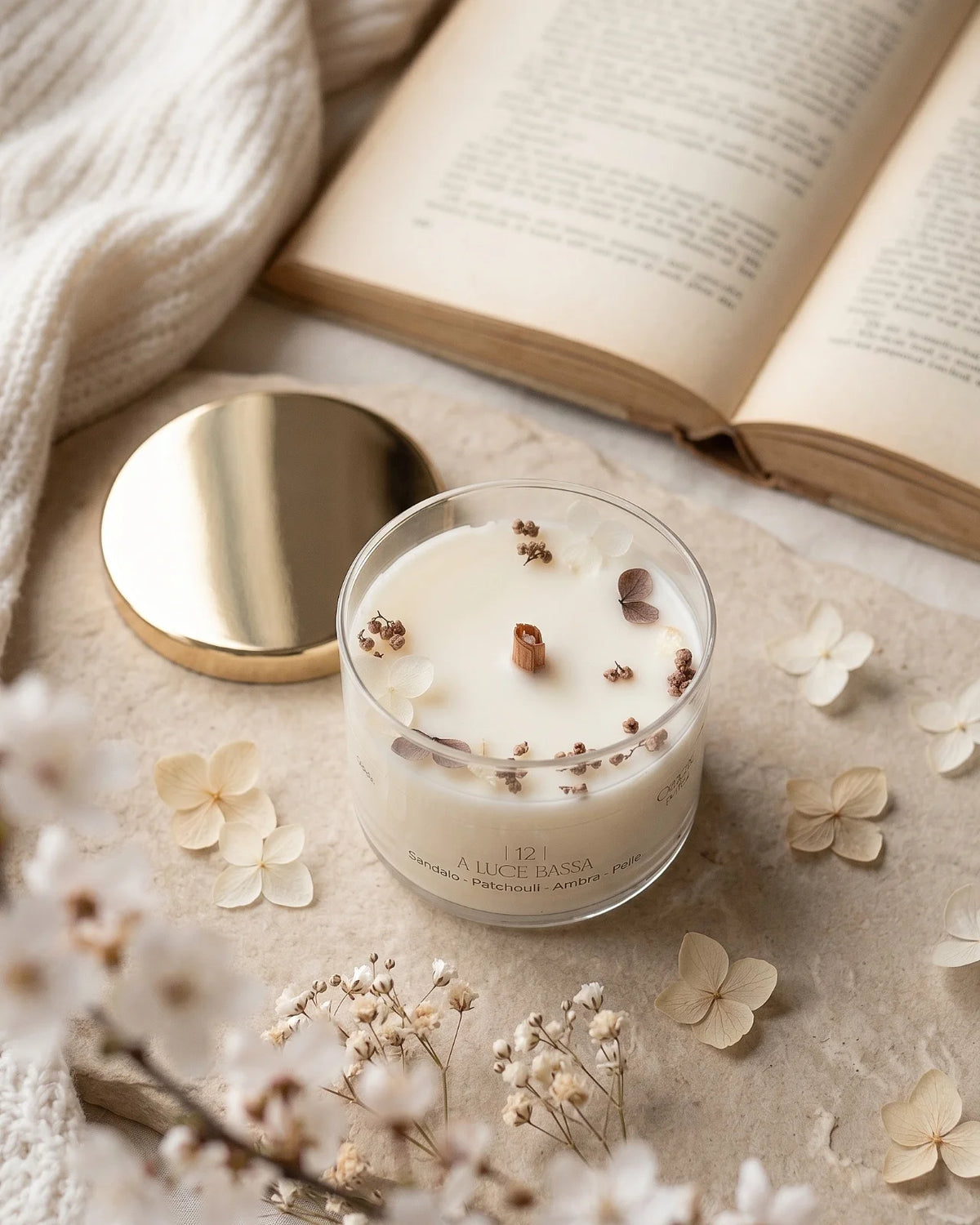 Candela profumata artigianale botanica di cera di soia in contenitore di vetro con stoppino di legno crepitante e composizione di petali e fiori essiccati | profumo sandalo, patchouli, ambra e pelle