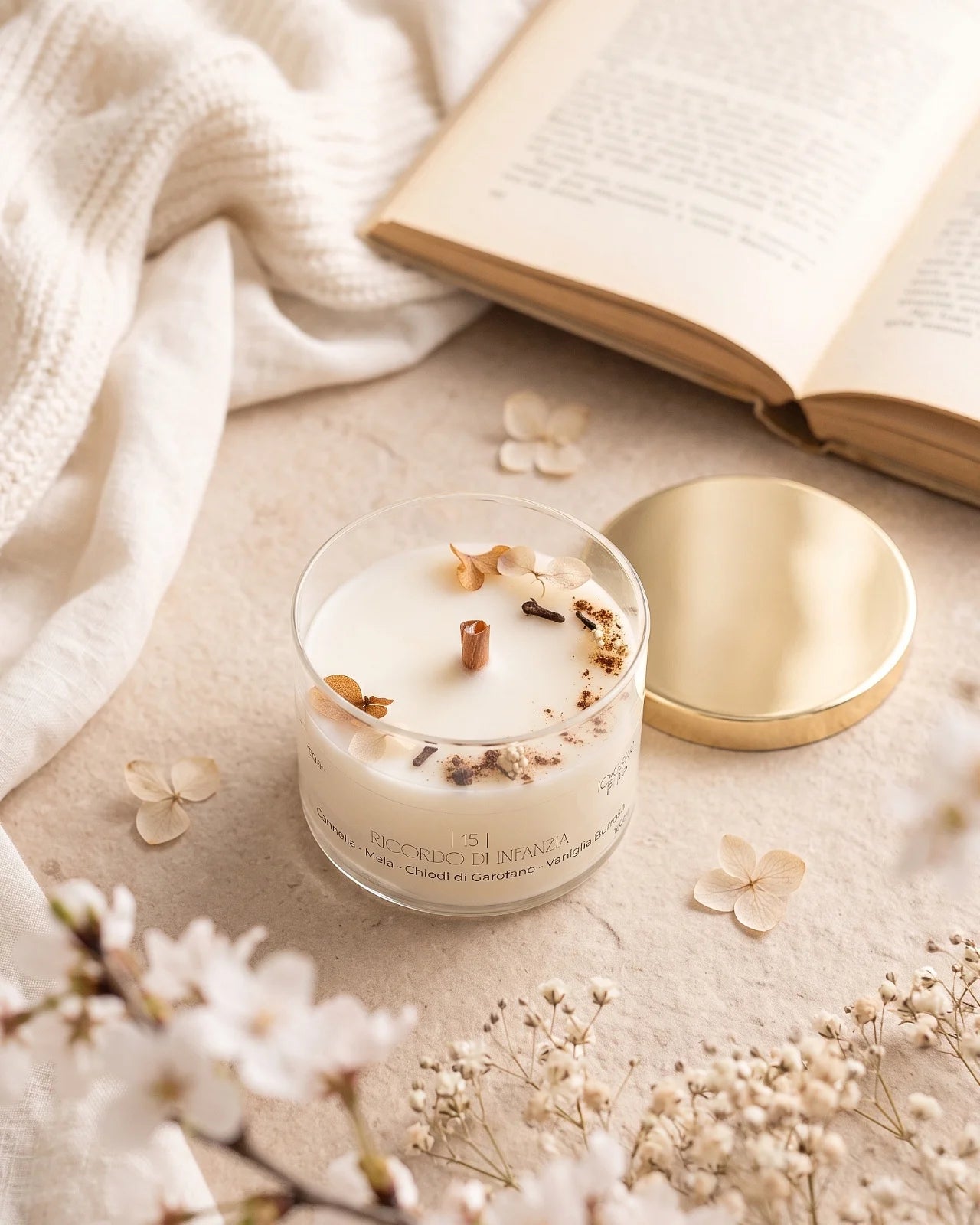 Candela profumata artigianale botanica di cera di soia in contenitore di vetro con stoppino di legno crepitante e composizione di petali e fiori essiccati | profumo cannella, chiodi di garofano, mela, vaniglia burrosa
