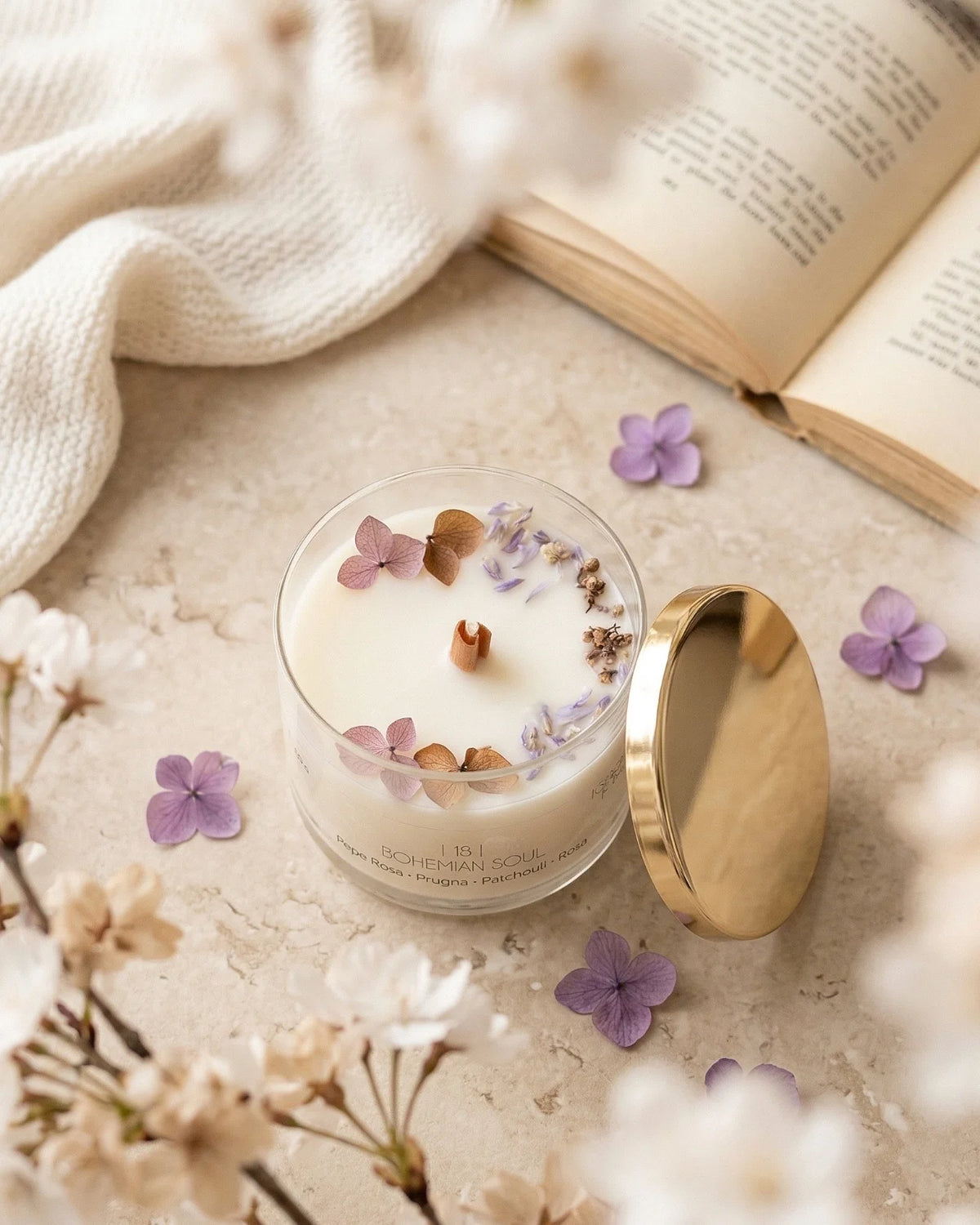Candela profumata artigianale botanica di cera di soia in contenitore di vetro con stoppino di legno crepitante e composizione di petali e fiori essiccati | profumo pepe rosa, prugna, patchouli e rosa