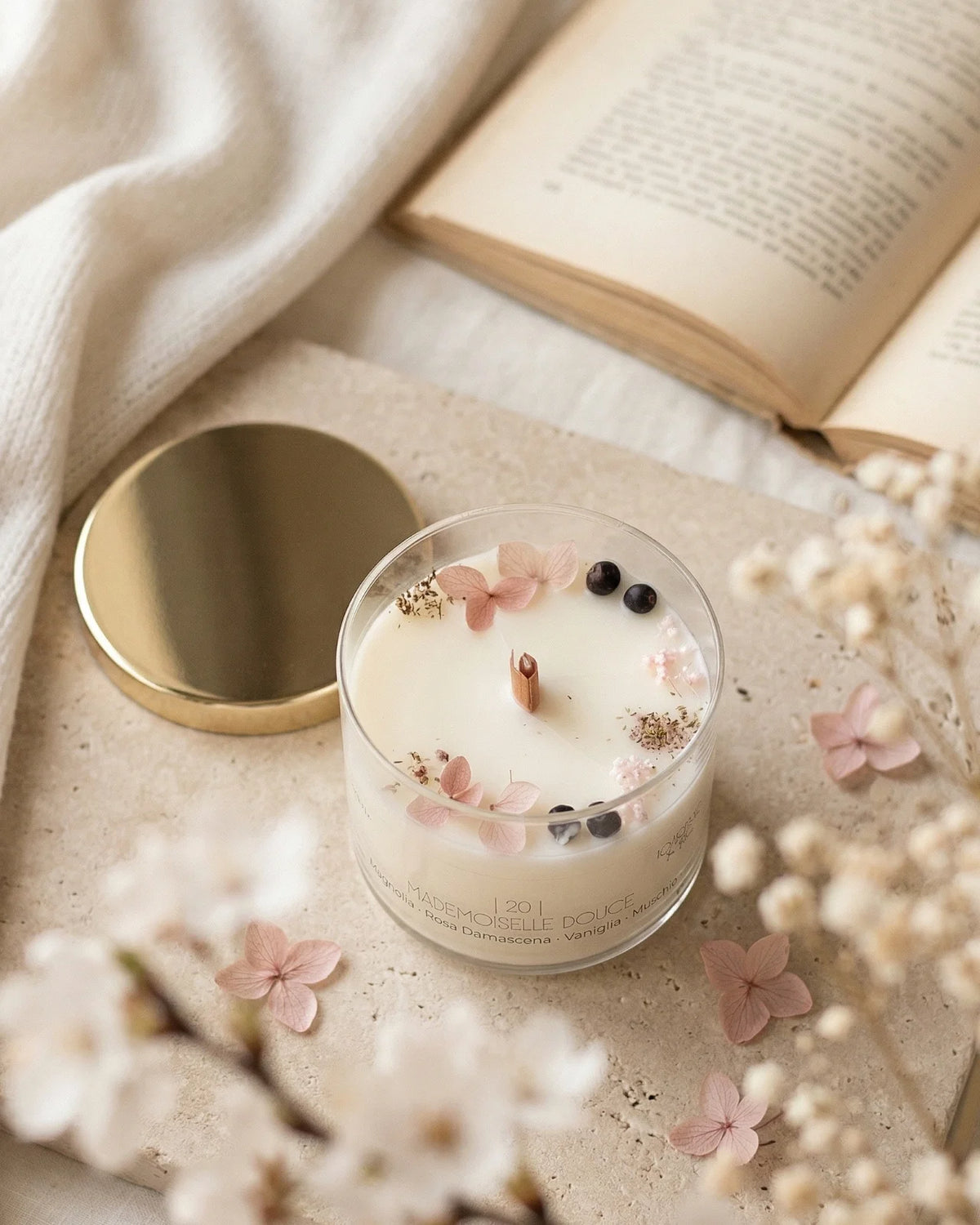 Candela profumata artigianale botanica di cera di soia in contenitore di vetro con stoppino di legno crepitante e composizione di petali e fiori essiccati | profumo magnolia, rosa damascena, vaniglia e muschio