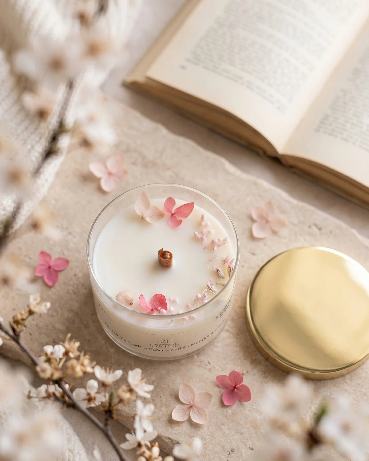 Candela profumata artigianale botanica di cera di soia in contenitore di vetro con stoppino di legno crepitante e composizione di petali e fiori essiccati | profumo fiori di mandorlo e pesco, karitè, mandorla dolce
