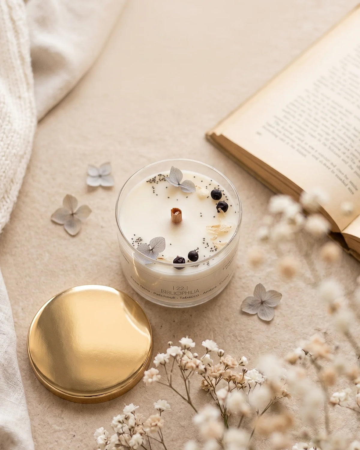 Candela profumata artigianale botanica di cera di soia in contenitore di vetro con stoppino di legno crepitante e composizione di petali e fiori essiccati | profumo pepe nero, patchouli, tabacco, ambra e cuoio