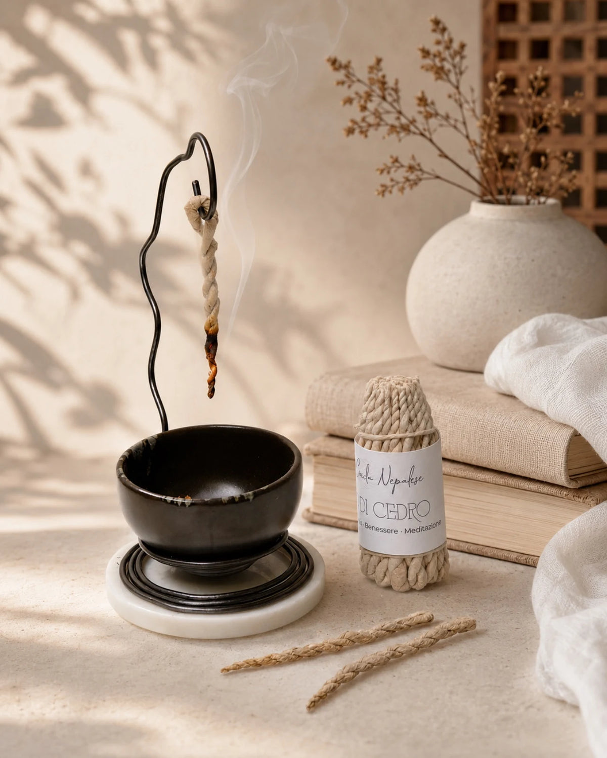 kit incensiere artigianale scultoreo made in italy in ferro e incenso in corda nepalese artigianale naturale al profumo di cedro | piccoli rituali quotidiani di benessere, meditazione e armonia
