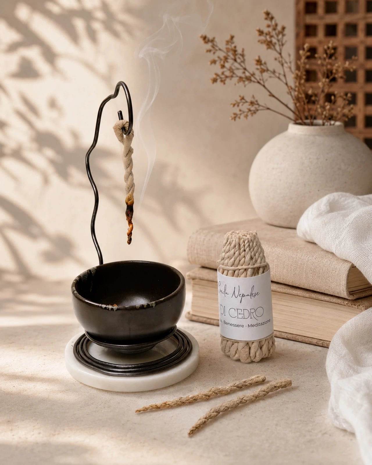 kit incensiere artigianale scultoreo made in italy in ferro e incenso in corda nepalese artigianale naturale al profumo di cedro | piccoli rituali quotidiani di benessere, meditazione e armonia