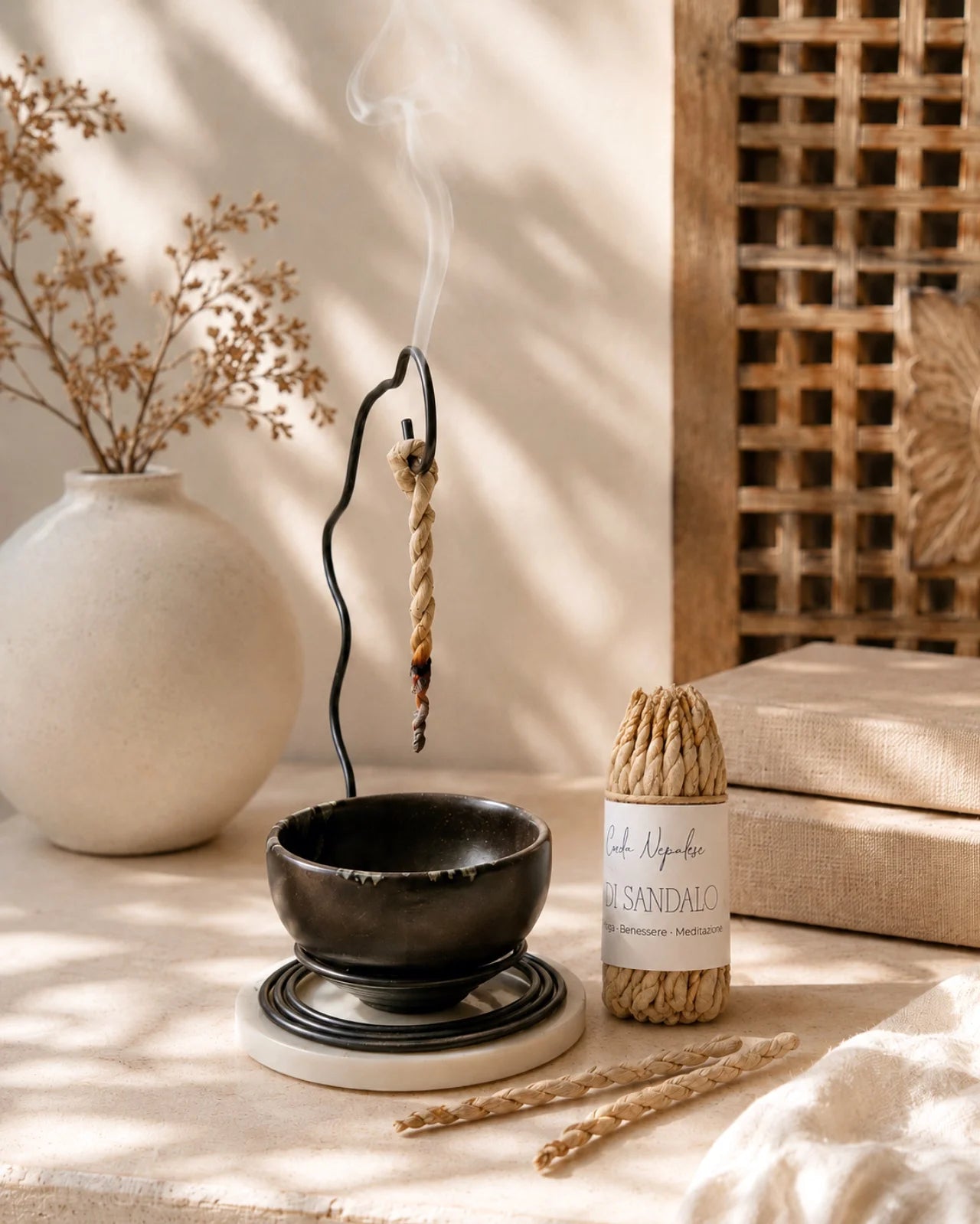 kit incensiere artigianale scultoreo made in italy in ferro e incenso in corda nepalese artigianale naturale al profumo di sandalo | piccoli rituali quotidiani di benessere, meditazione e armonia