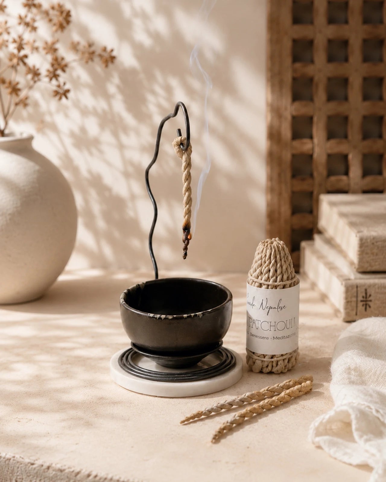 kit incensiere artigianale scultoreo made in italy in ferro e incenso in corda nepalese artigianale naturale al profumo di patchouli | piccoli rituali quotidiani di benessere, meditazione e armonia