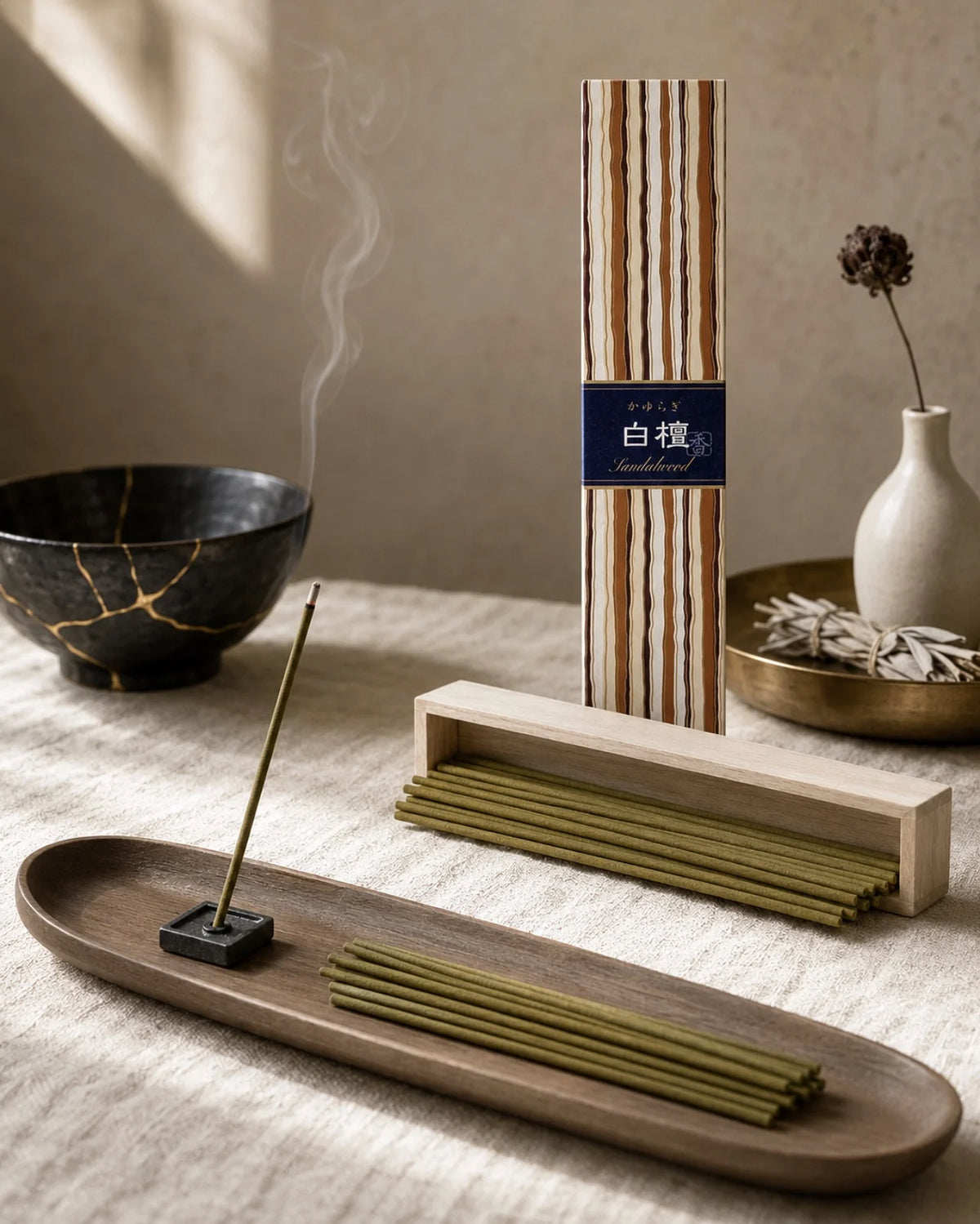 Bastoncini artigianali di incenso giapponese profumato tradizionale senza bambù con supporto in ceramica - Nippon Kodo Kayuragi - Io Sono La Luce Roma | Fumo sottile che sale lento in ambiente domestico - rituale slow living
