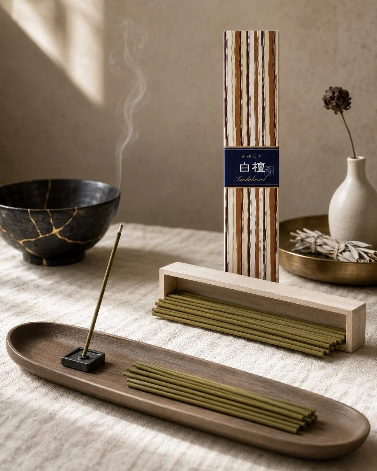 Bastoncini artigianali di incenso giapponese profumato tradizionale senza bambù con supporto in ceramica - Nippon Kodo Kayuragi - Io Sono La Luce Roma | Fumo sottile che sale lento in ambiente domestico - rituale slow living