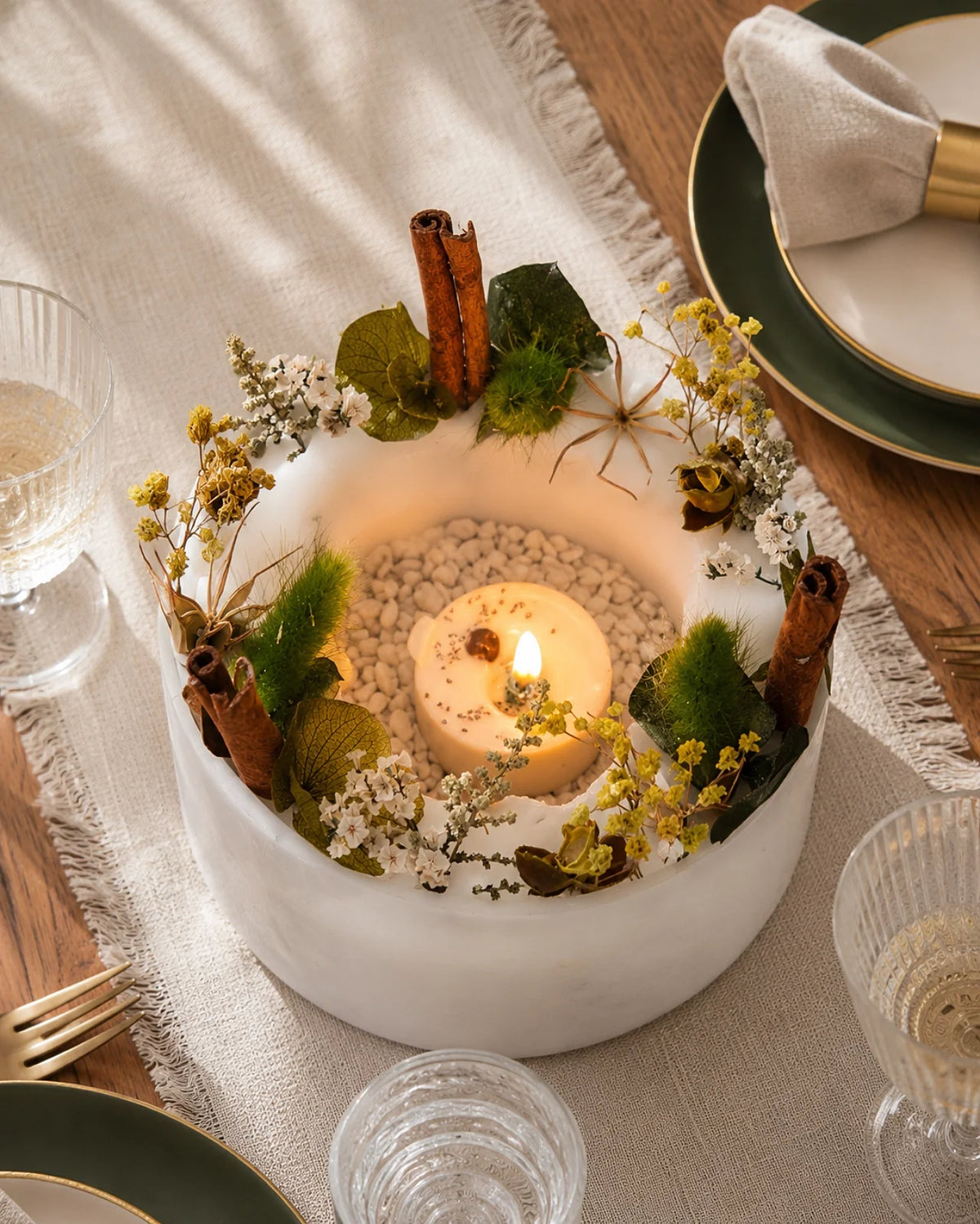 candela botanica komorebi in vaso di cera con bastoncini di cannella e fiori secchi | lanterna in cera e centrotavola di design elegante