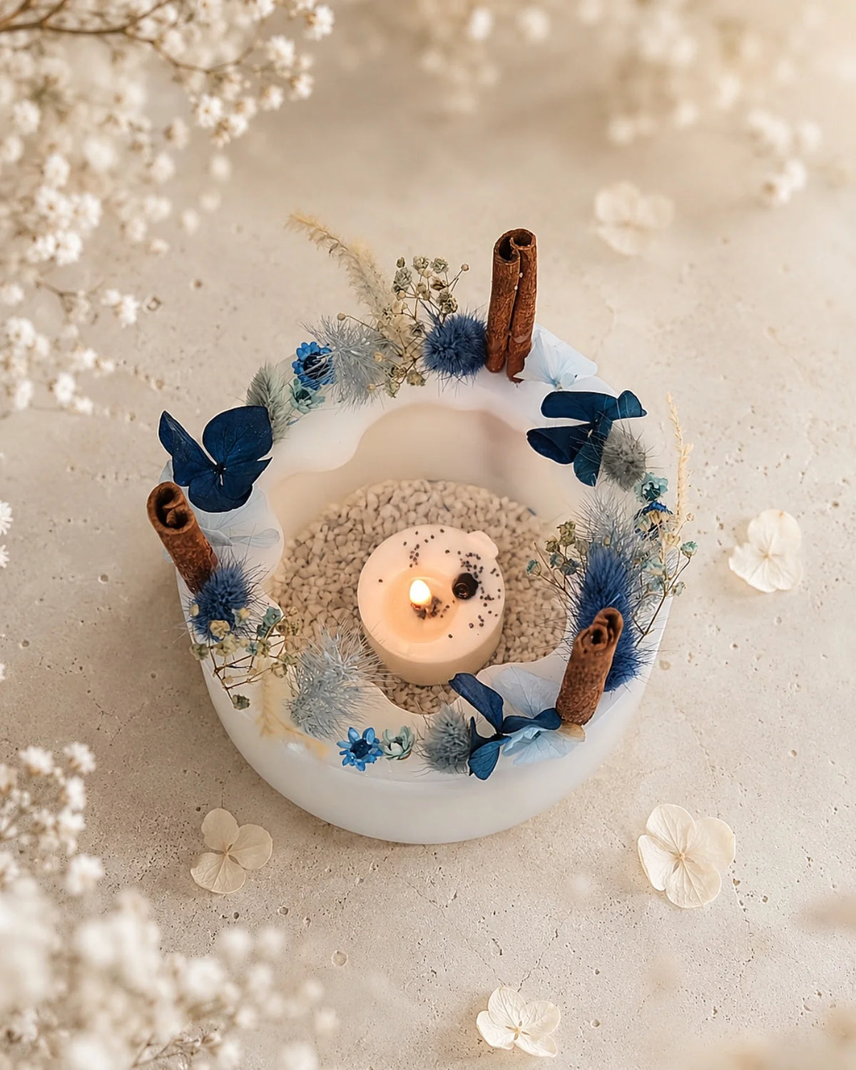 candela botanica komorebi in vaso di cera con bastoncini di cannella e fiori secchi | candele di design e d'arredo a Roma | Colore bianco e blu