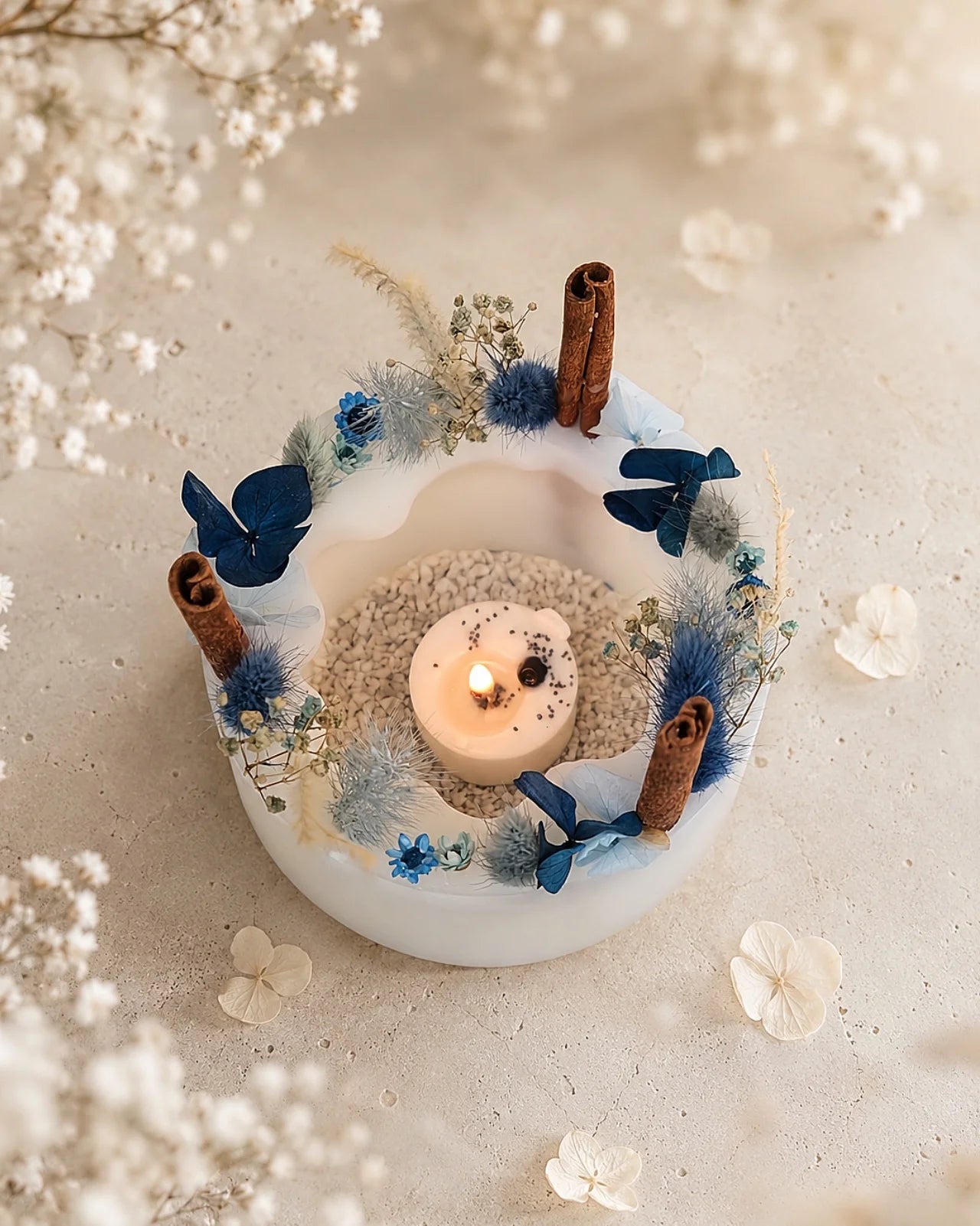 candela botanica komorebi in vaso di cera con bastoncini di cannella e fiori secchi | candele di design e d'arredo a Roma | Colore bianco e blu