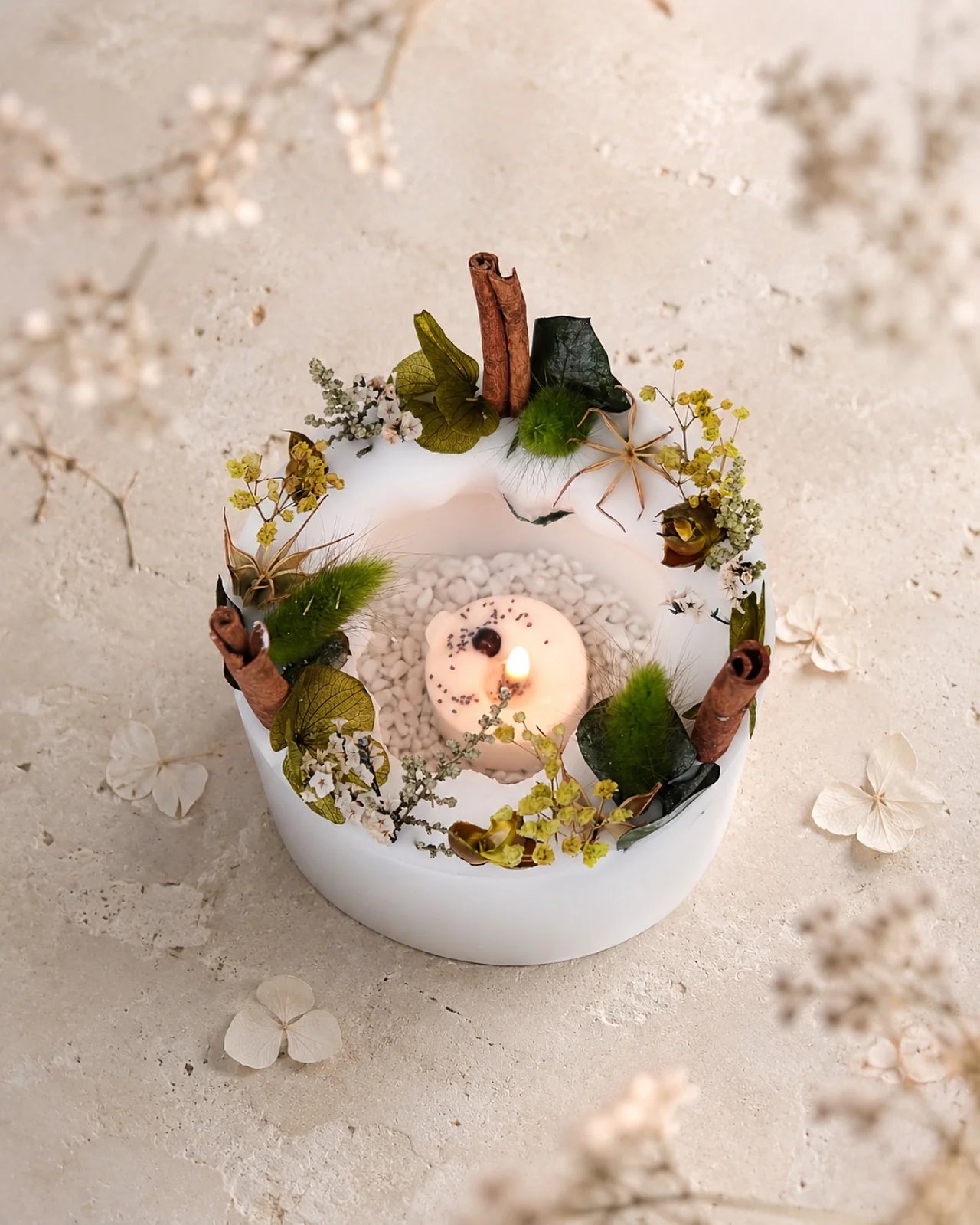 candela botanica komorebi in vaso di cera con bastoncini di cannella e fiori secchi | candele di design e d'arredo a Roma | Colore bianco e verde salvia, oliva e foresta