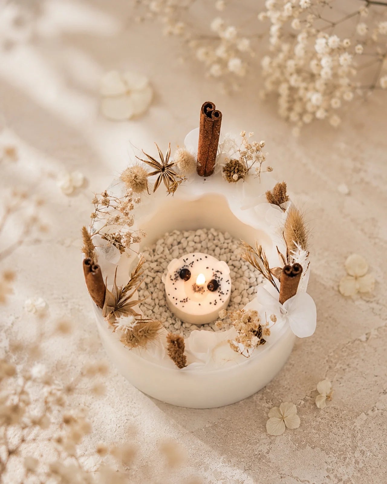 candela botanica komorebi in vaso di cera con bastoncini di cannella e fiori secchi | candele di design e d'arredo a Roma | Colore bianco e nude