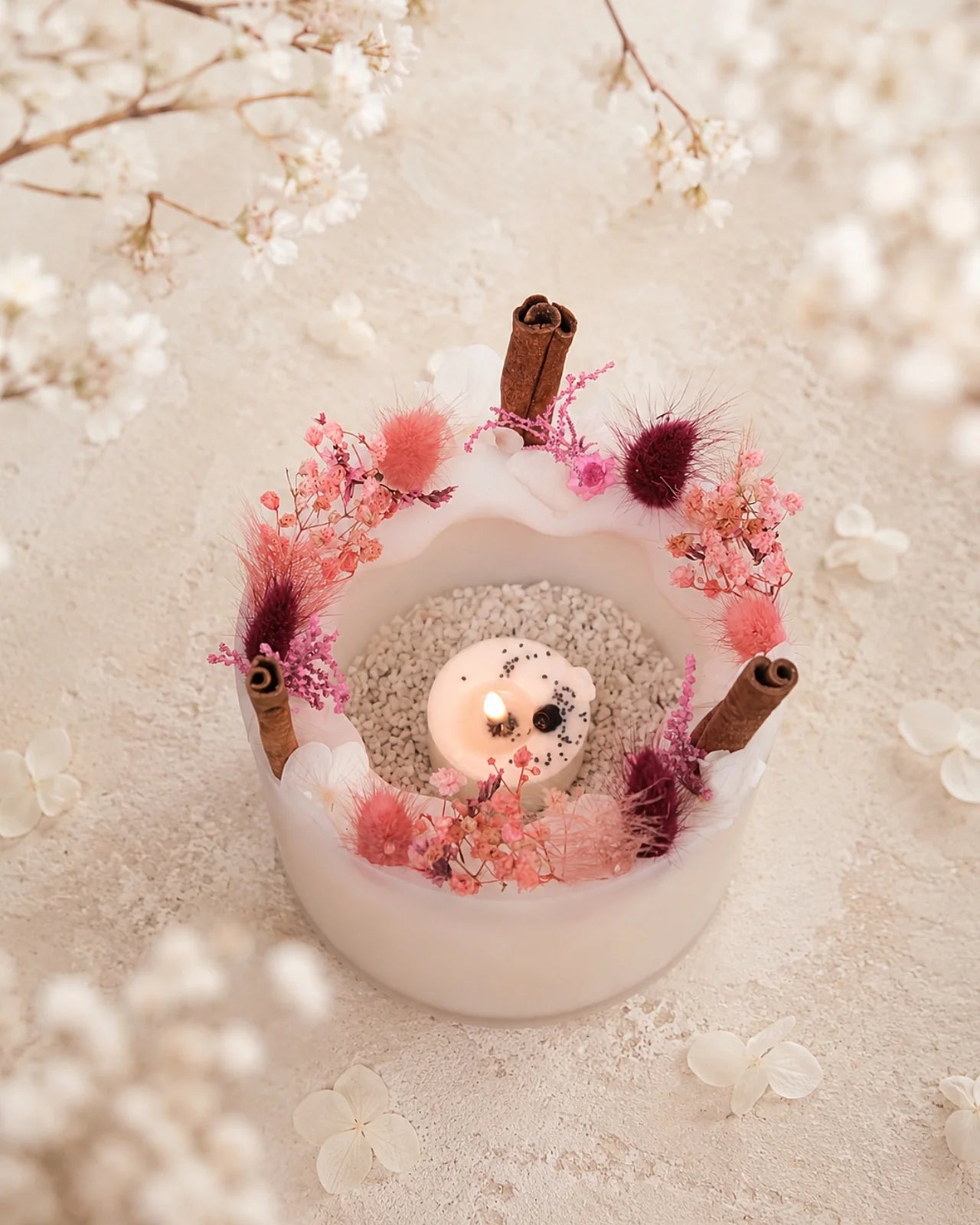 candela botanica komorebi in vaso di cera con bastoncini di cannella e fiori secchi | candele di design e d'arredo a Roma | Colore bianco e rosa pop