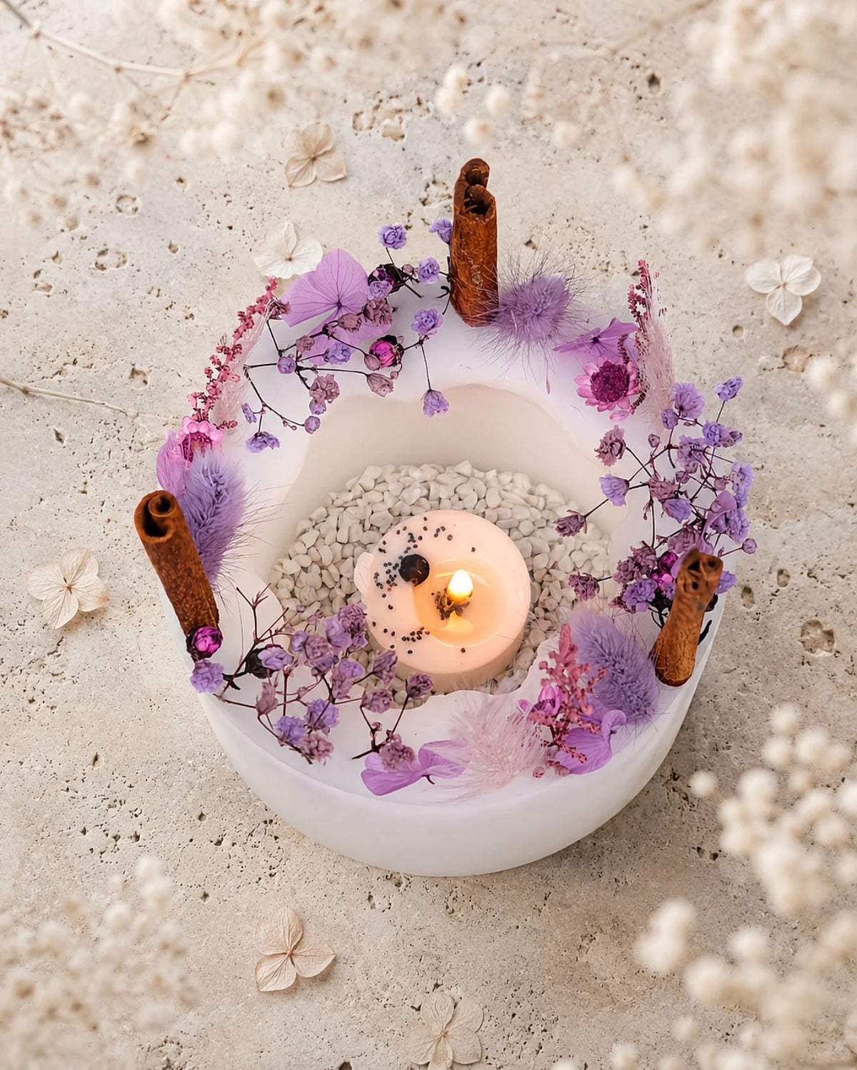 candela botanica komorebi in vaso di cera con bastoncini di cannella e fiori secchi | candele di design e d'arredo a Roma | Colore bianco e lilla