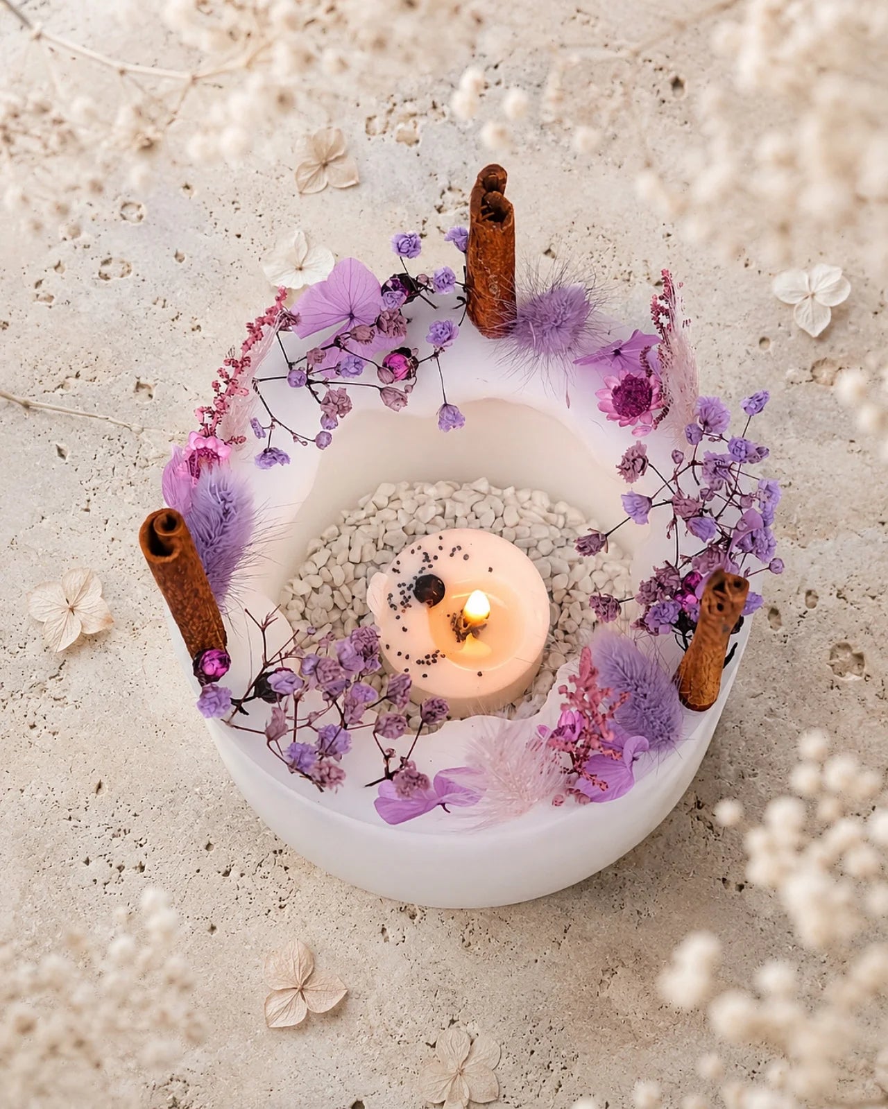 candela botanica komorebi in vaso di cera con bastoncini di cannella e fiori secchi | candele di design e d'arredo a Roma | Colore bianco e lilla