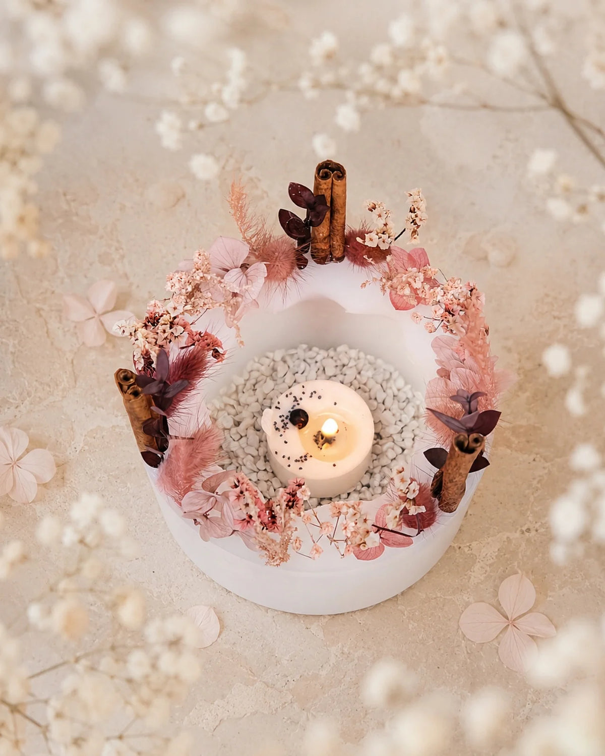 candela botanica komorebi in vaso di cera con bastoncini di cannella e fiori secchi | candele di design e d'arredo a Roma | Colore bianco e rosa cipria