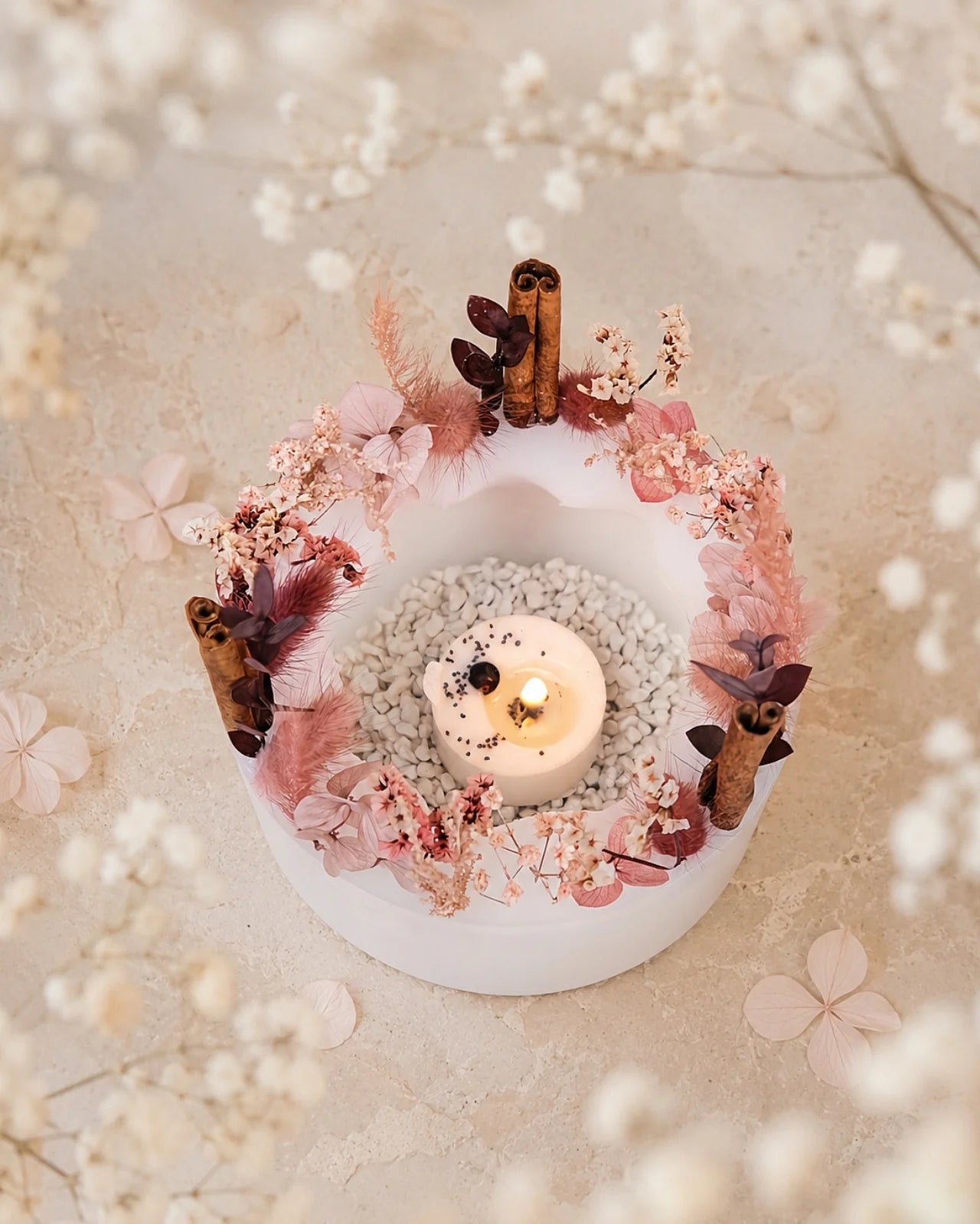 candela botanica komorebi in vaso di cera con bastoncini di cannella e fiori secchi | candele di design e d'arredo a Roma | Colore bianco e rosa cipria
