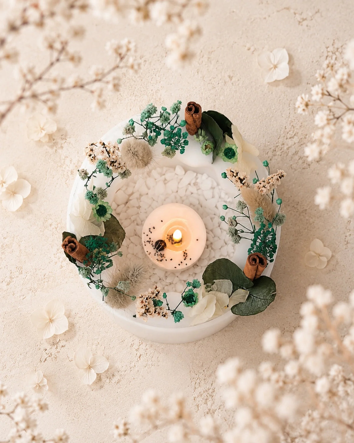 candela botanica komorebi in vaso di cera con bastoncini di cannella e fiori secchi | candele di design e d'arredo a Roma | Colore bianco e verde acqua
