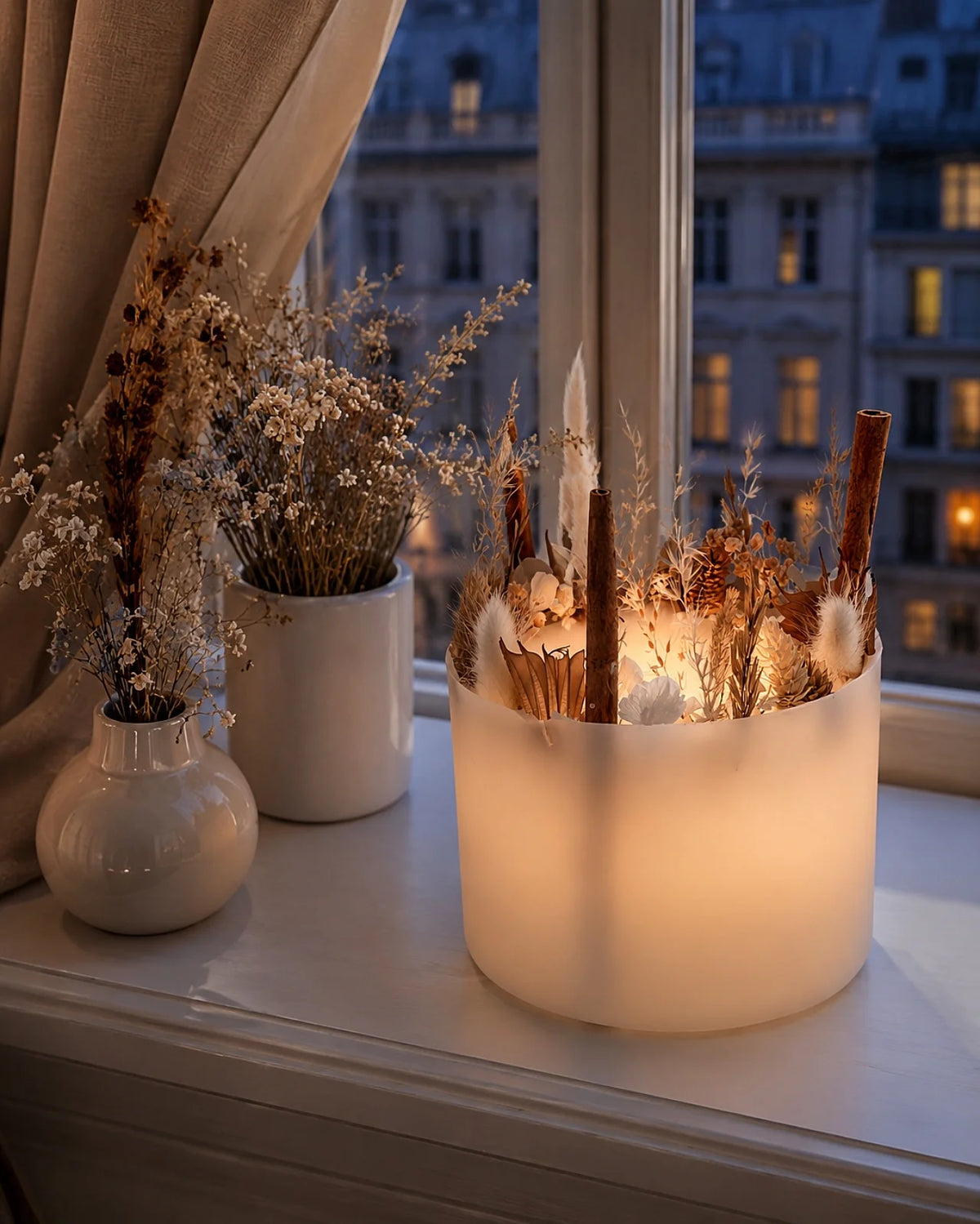 candela botanica komorebi in vaso di cera con bastoncini di cannella e fiori secchi | candele di design e d'arredo a Roma - lanterna in cera luce soffusa 