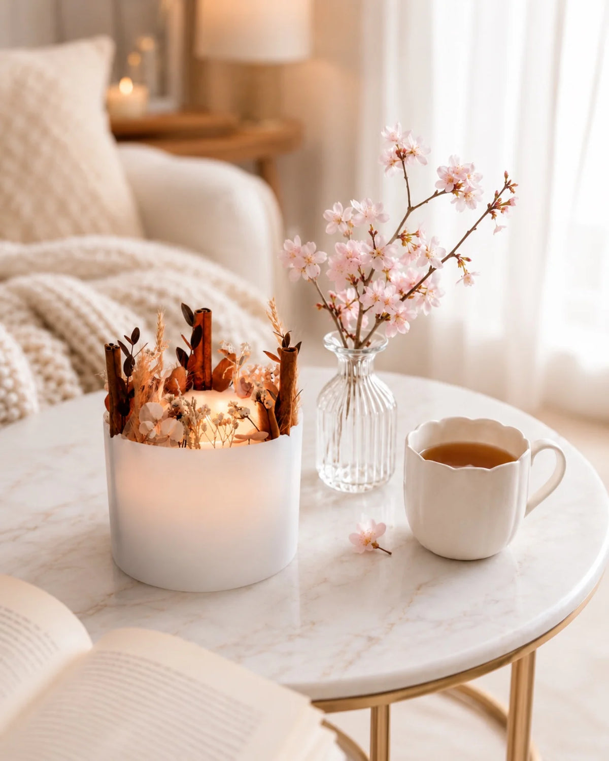 candela botanica komorebi in vaso di cera con bastoncini di cannella e fiori secchi | candele di design e d'arredo a Roma