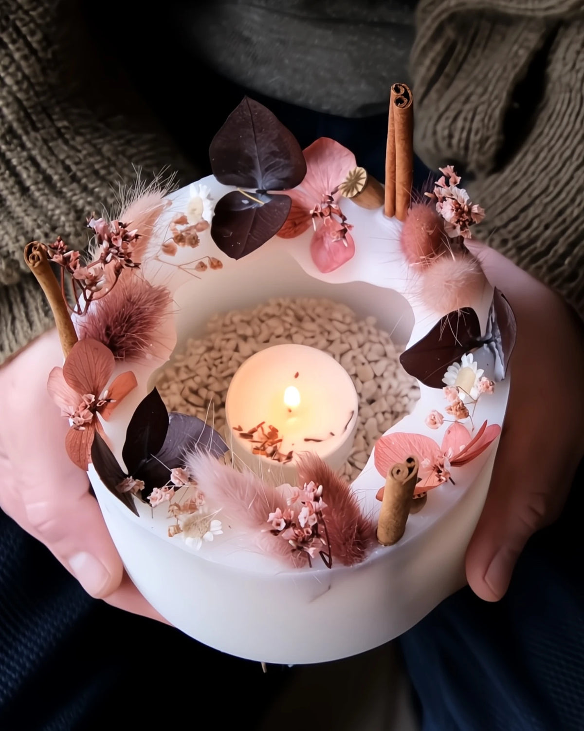 candela botanica komorebi in vaso di cera con bastoncini di cannella e fiori secchi | candele di design e d'arredo a Roma