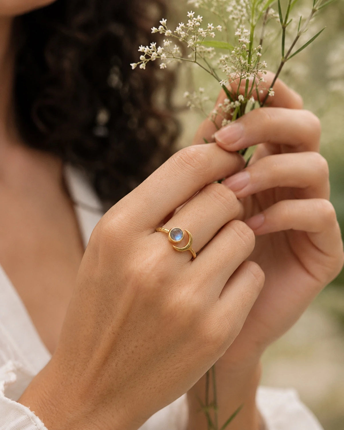 anello artigianale in ottone placcato oro 18 2 micron made in France con pietra naturale labradorite - Io Sono La Luce Roma