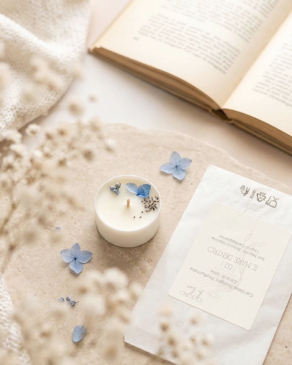 Piccole candeline profumate tealight in contenitore di PLA biodegradabile e sostenibile - pura cera di soia 100% vegetale - made in italy a Roma - 02 Il Mare Dentro | profumo marino, aromatico, ozonico ai sali marini, brezze marine, legno galleggiante