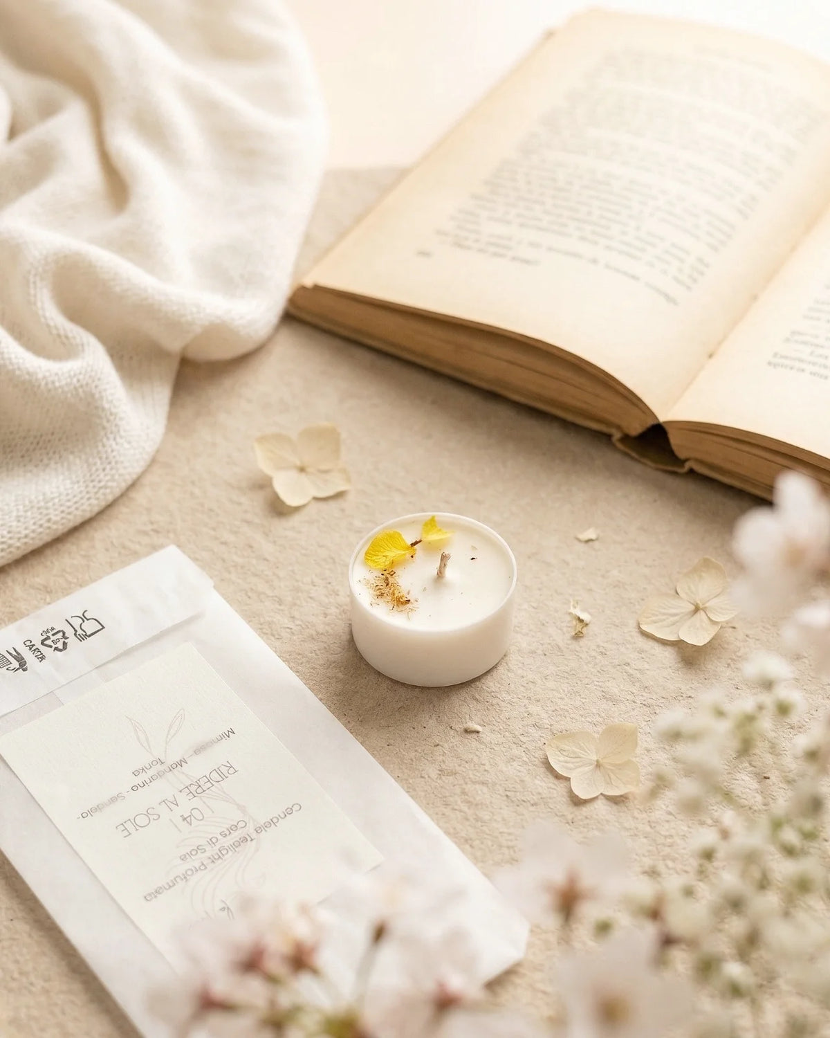 Piccole candeline profumate tealight in contenitore di PLA biodegradabile e sostenibile - pura cera di soia 100% vegetale - made in italy a Roma - 04 Ridere al Sole | profumo solare, agrumato, floreale alla mimosa, mandarino, sandalo, tonka