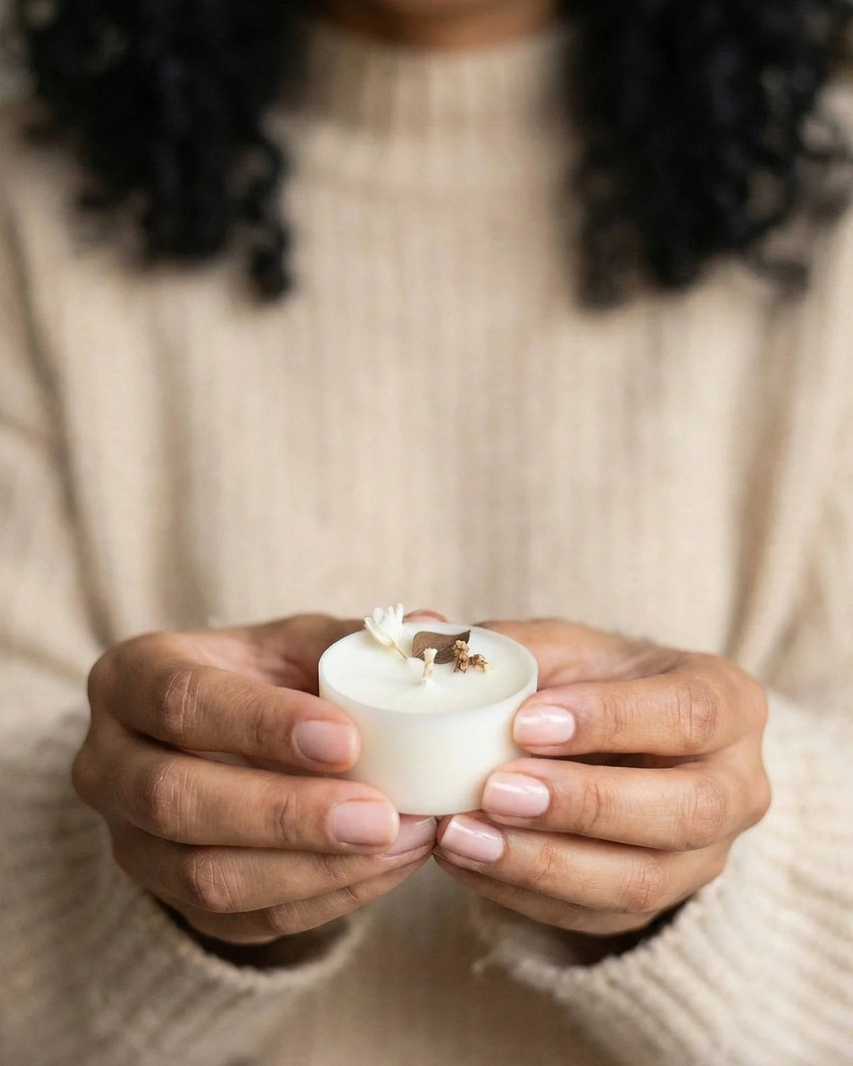 Piccole candeline profumate tealight in contenitore di PLA biodegradabile e sostenibile - pura cera di soia 100% vegetale - made in italy 