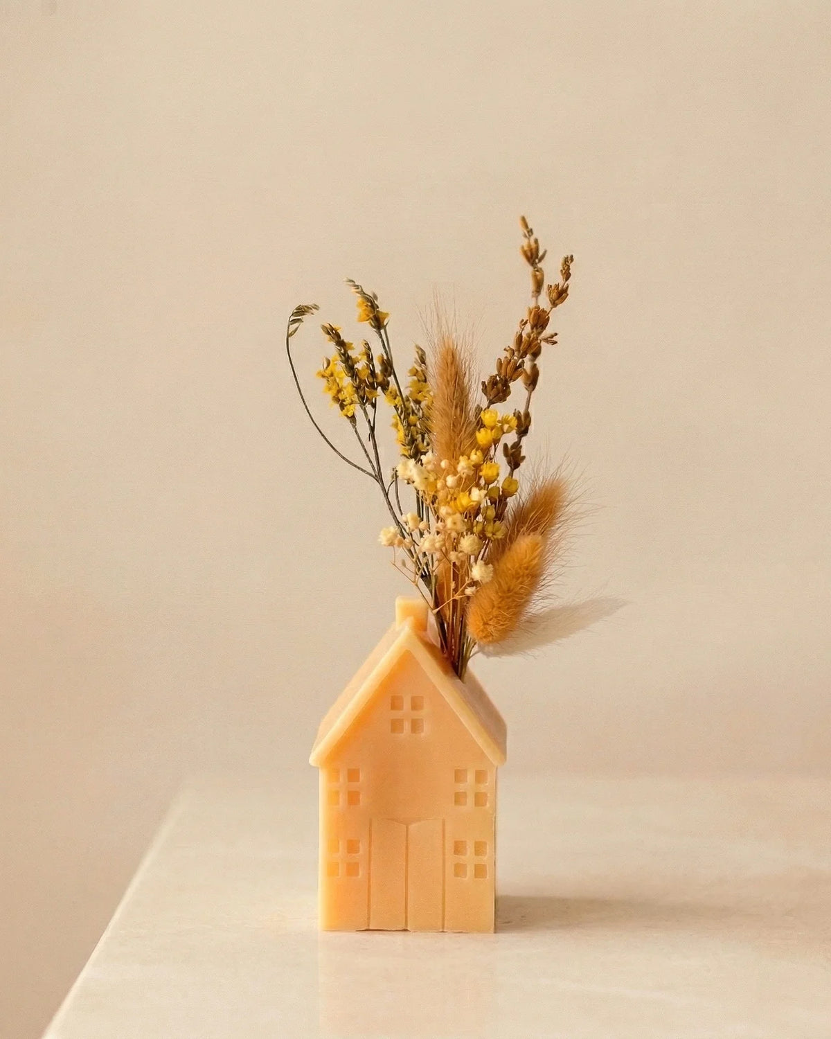 Vaso di cera a forma di casetta con bouquet di fiori secchi e stabilizzati realizzato a mano | Colore giallo mango, misura grande
