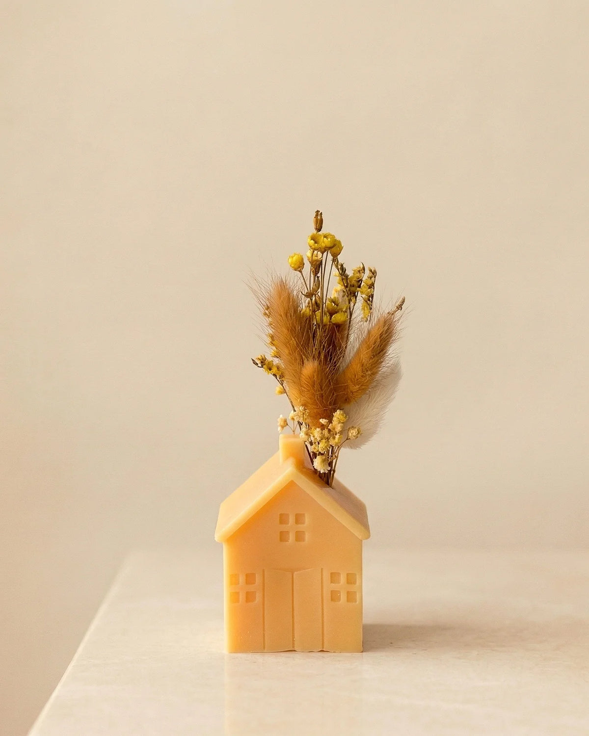 Vaso di cera a forma di casetta con bouquet di fiori secchi e stabilizzati realizzato a mano | Colore giallo mango, misura piccola