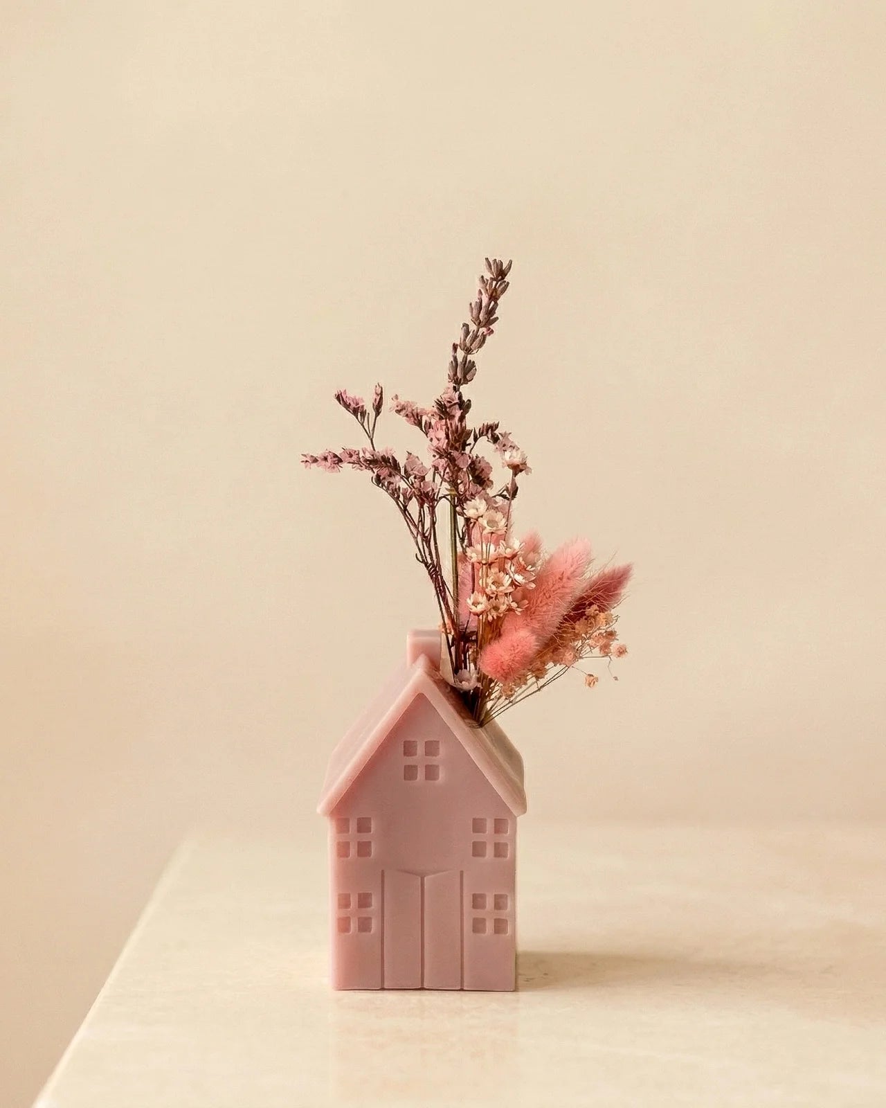 Vaso di cera a forma di casetta con bouquet di fiori secchi e stabilizzati realizzato a mano | Colore rosa cipria antico, misura grande