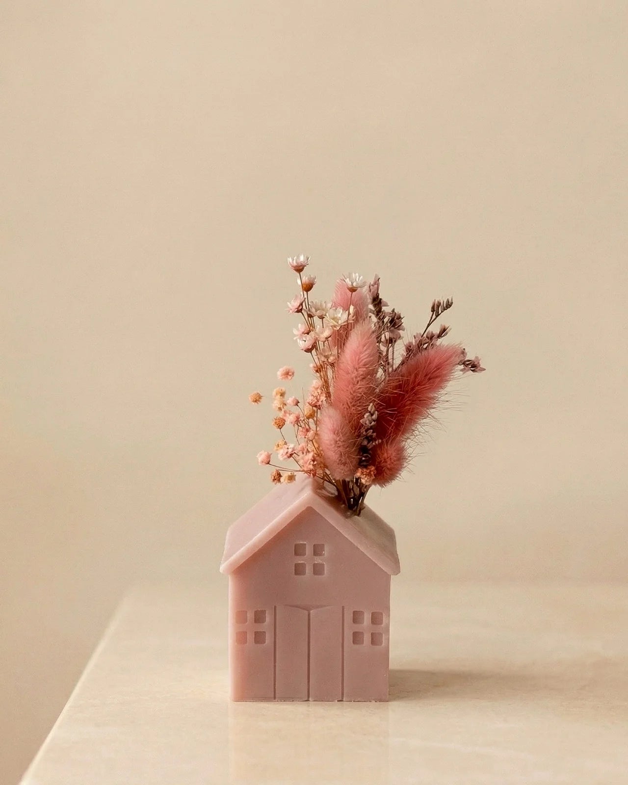 Vaso di cera a forma di casetta con bouquet di fiori secchi e stabilizzati realizzato a mano | Colore rosa cipria antico, misura piccola