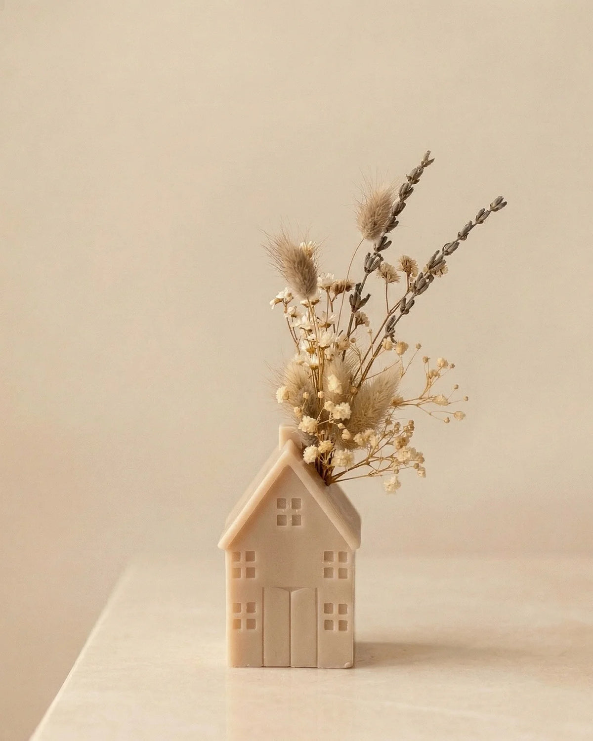 Vaso di cera a forma di casetta con bouquet di fiori secchi e stabilizzati realizzato a mano | Colore sabbia, misura grande