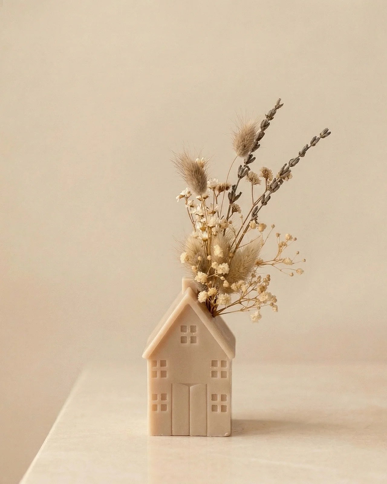 Vaso di cera a forma di casetta con bouquet di fiori secchi e stabilizzati realizzato a mano | Colore sabbia, misura grande