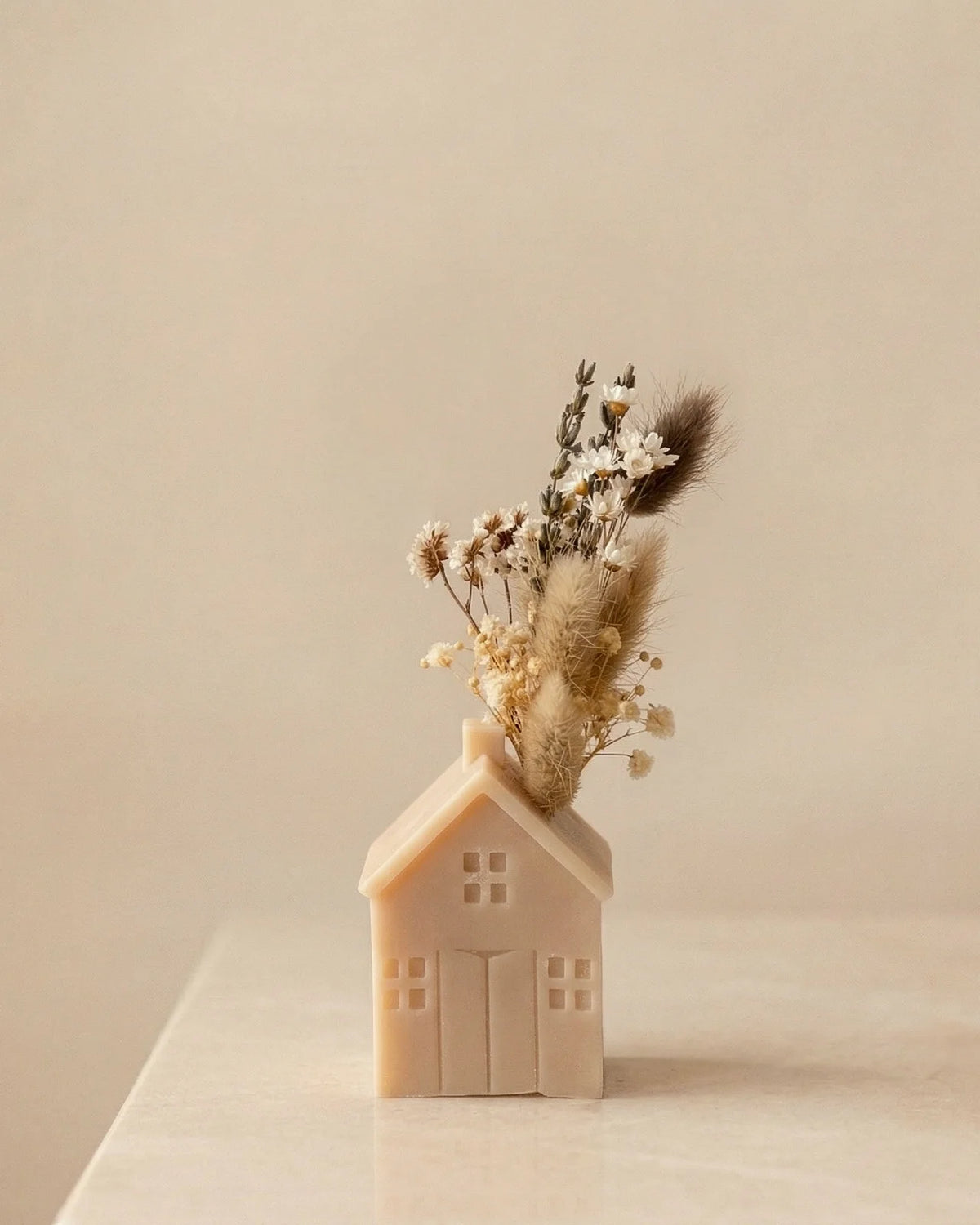 Vaso di cera a forma di casetta con bouquet di fiori secchi e stabilizzati realizzato a mano | Colore sabbia, misura piccola