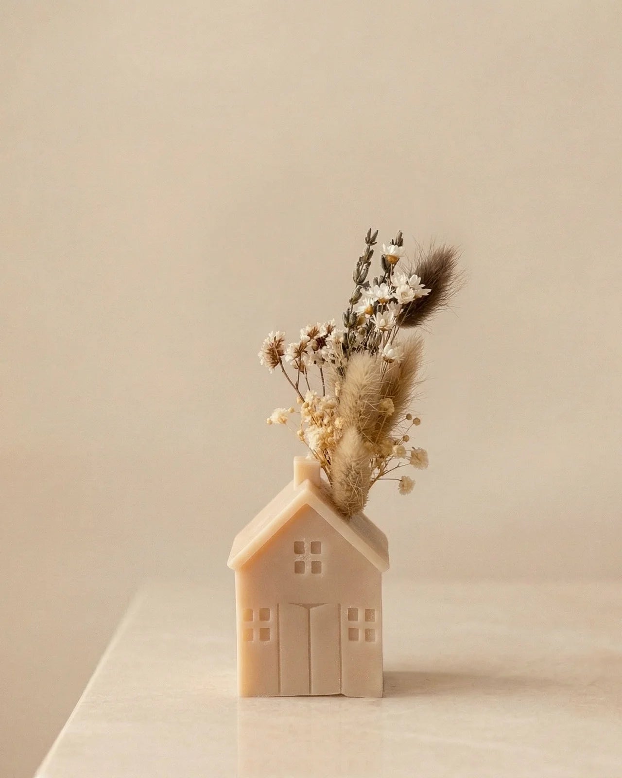 Vaso di cera a forma di casetta con bouquet di fiori secchi e stabilizzati realizzato a mano | Colore sabbia, misura piccola