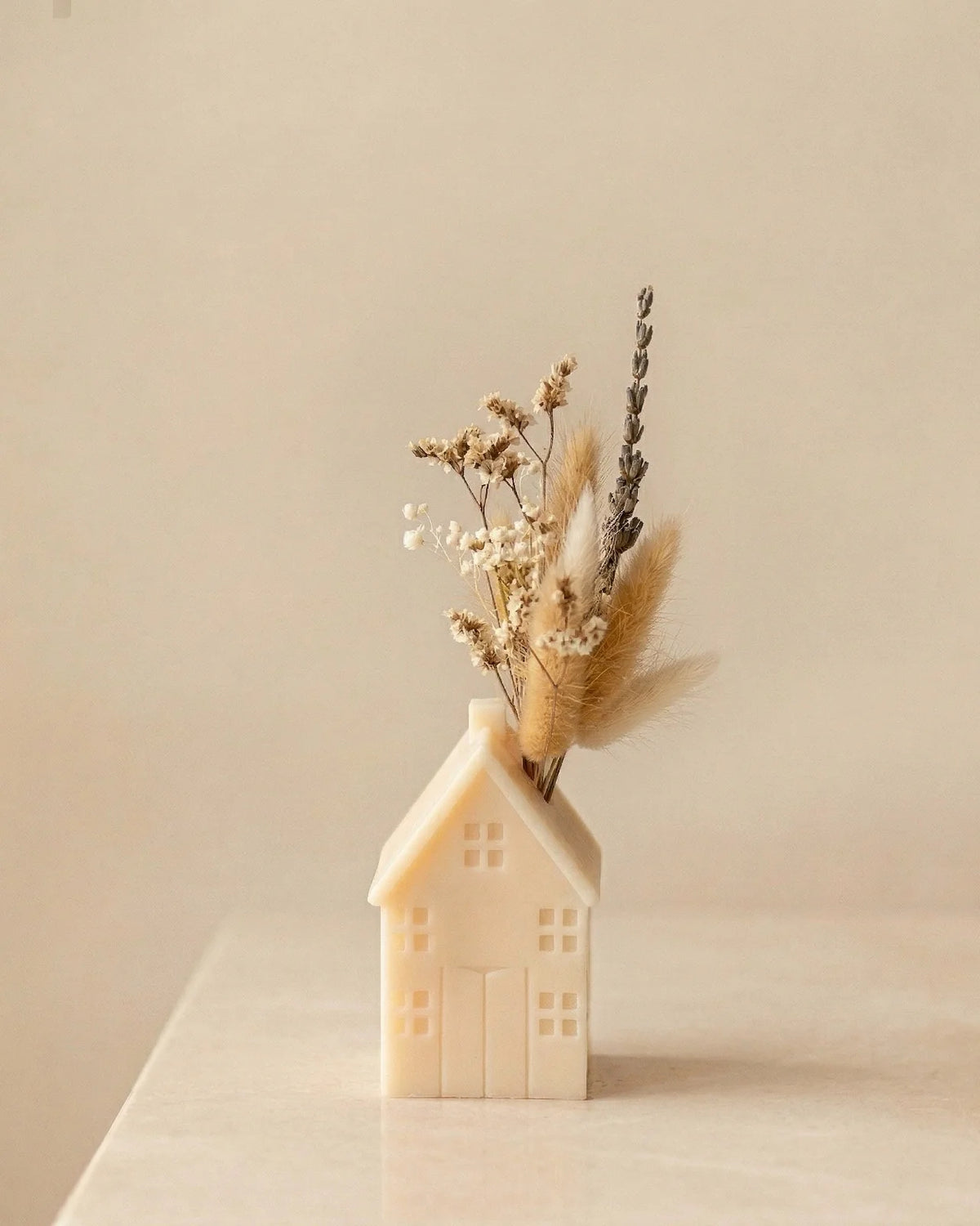 Vaso di cera a forma di casetta con bouquet di fiori secchi e stabilizzati realizzato a mano | Colore vanilla, misura grande
