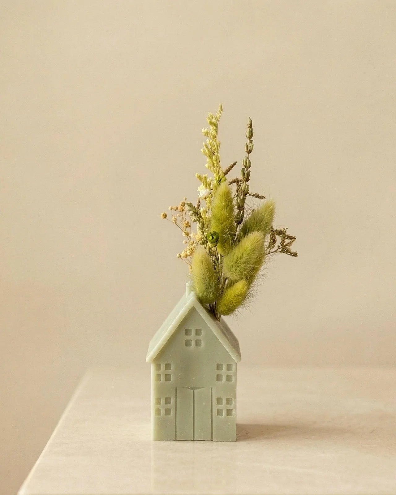 Vaso di cera a forma di casetta con bouquet di fiori secchi e stabilizzati realizzato a mano | Colore verde salvia, misura grande