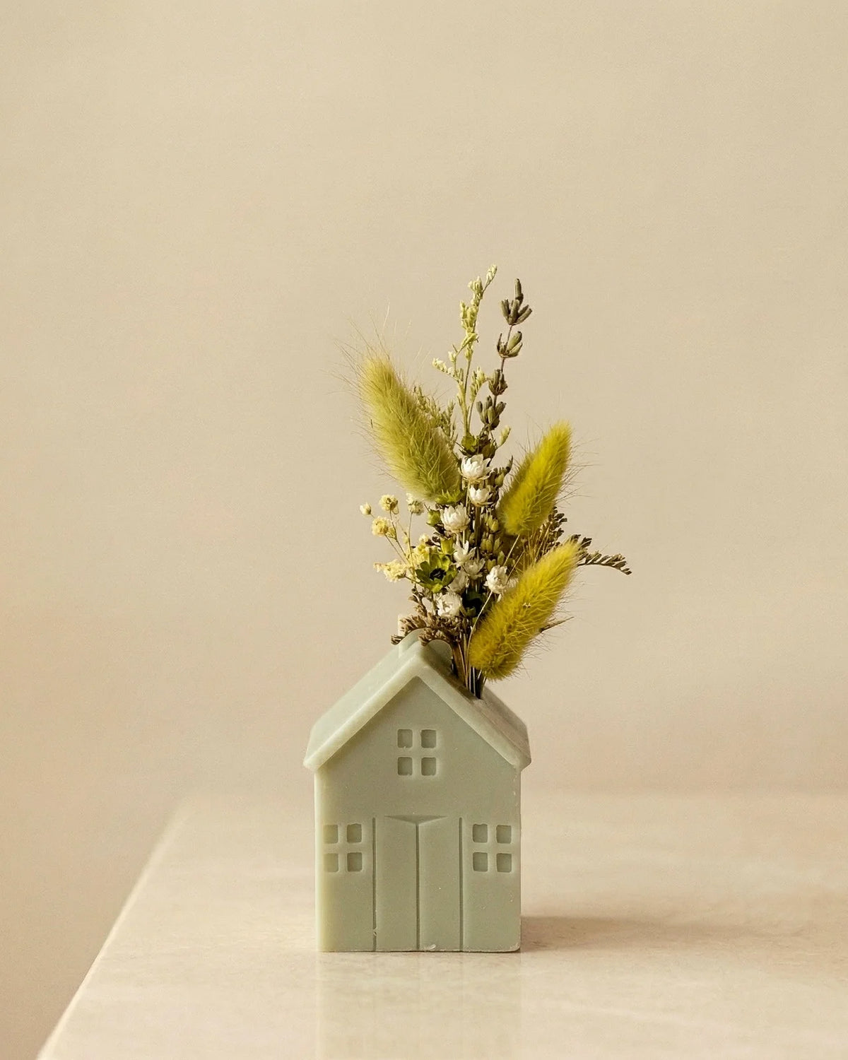 Vaso di cera a forma di casetta con bouquet di fiori secchi e stabilizzati realizzato a mano | Colore verde salvia, misura piccola